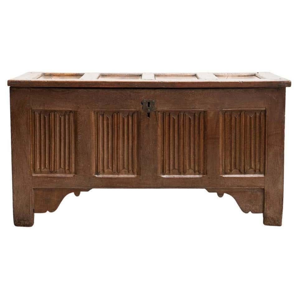 Arqueta gótica de roble del siglo XVI con tapa panelada y 4 paneles de lino en la parte delantera,
hacia 1500-1530

De los países bajos, (Países Bajos).

En buen estado original, con pequeños desgastes propios de la edad y el uso, conservando una