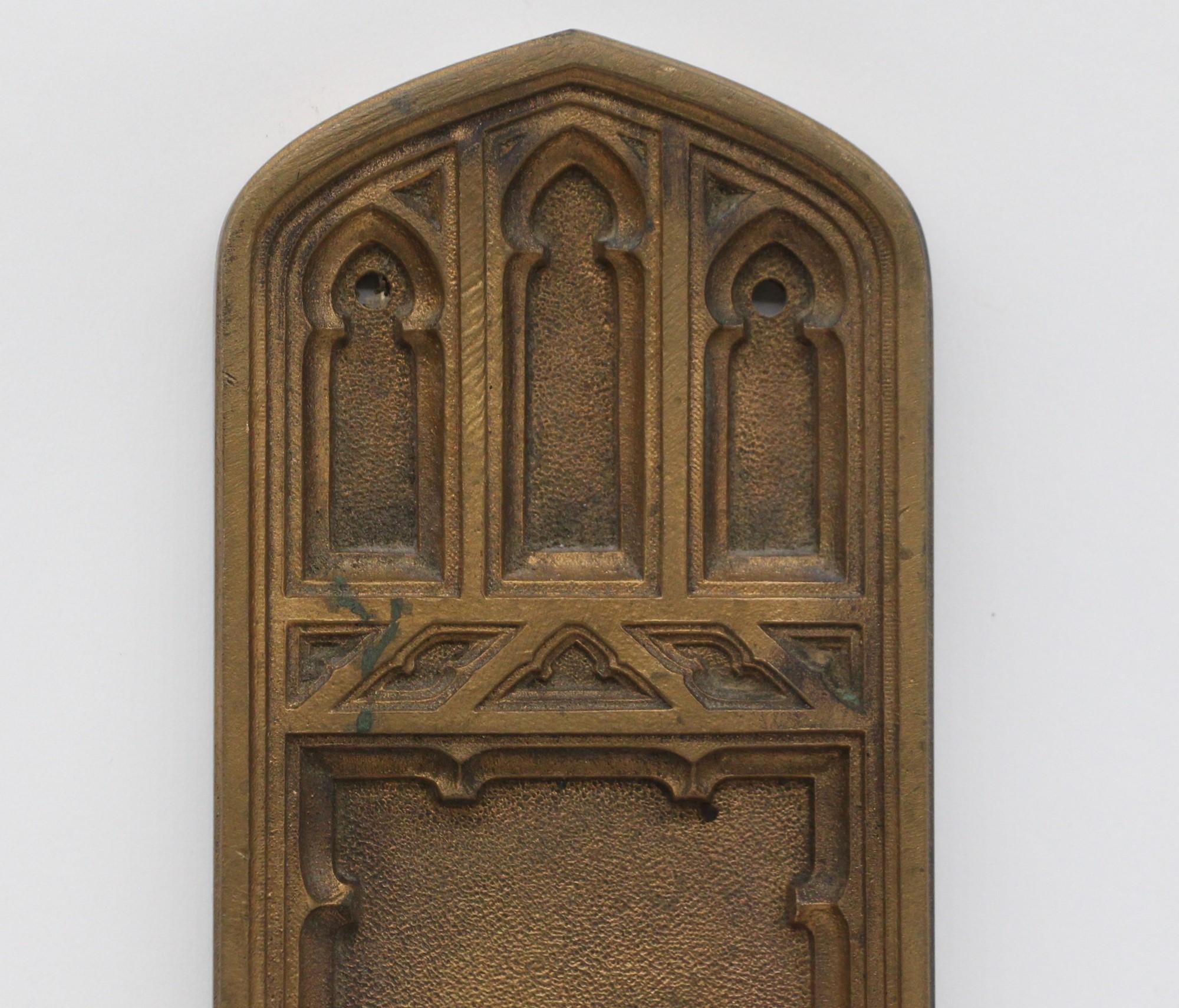 Plaque de porte ancienne en bronze coulé, signée par Sargent. Cette plaque à pousser décorative de style gothique présente un design de cathédrale avec un sommet arqué et une patine naturelle. Mesure : 18 in. Veuillez noter que cet article se trouve