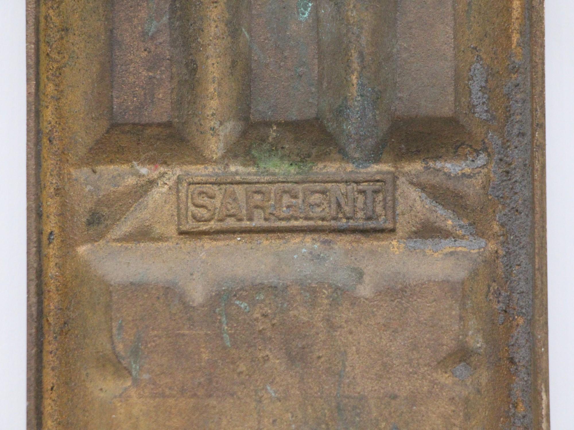 Plaque de poussée Sargent en bronze coulé gothique Patine naturelle Dessus arqué Bon état - En vente à New York, NY