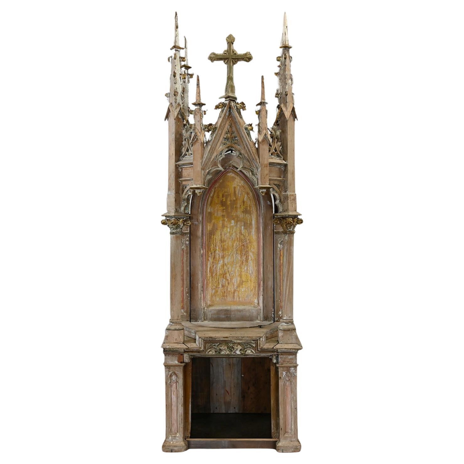 Finition vieillie du sanctuaire architectural gothique pivotant en spirale ou en pied de cloche 