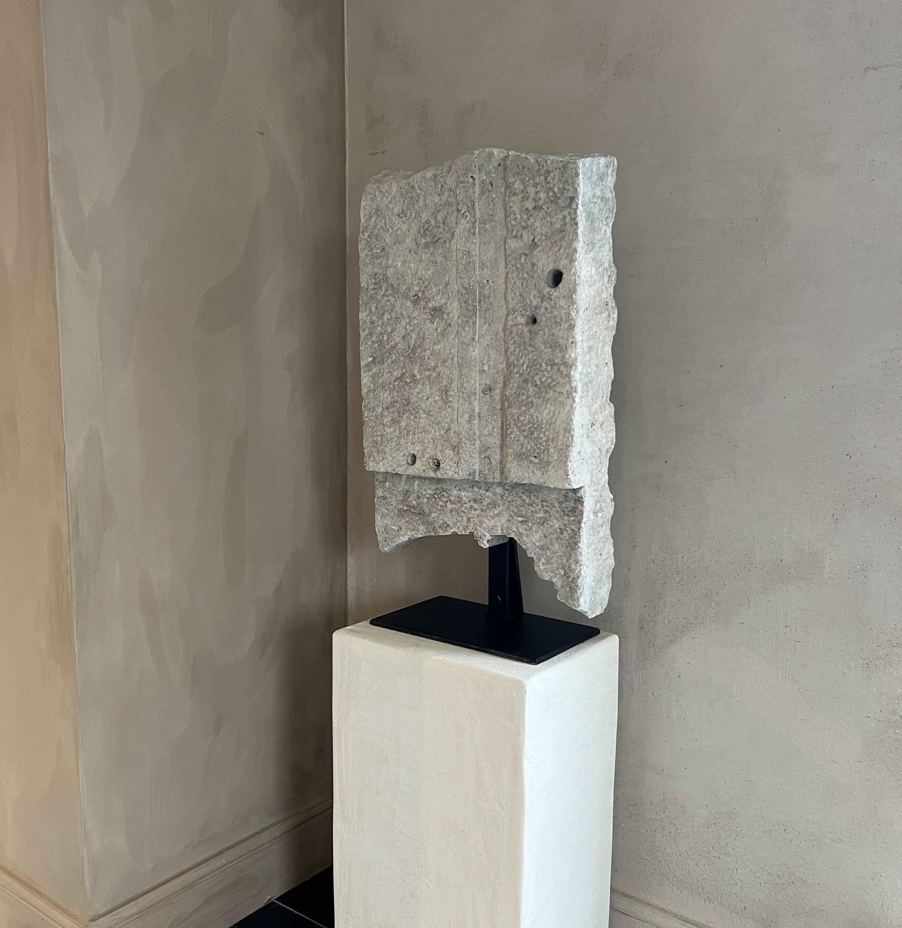 Gotische architektonische abstrakte Fragment-Skulptur im Zustand „Gut“ im Angebot in Vosselaar, BE
