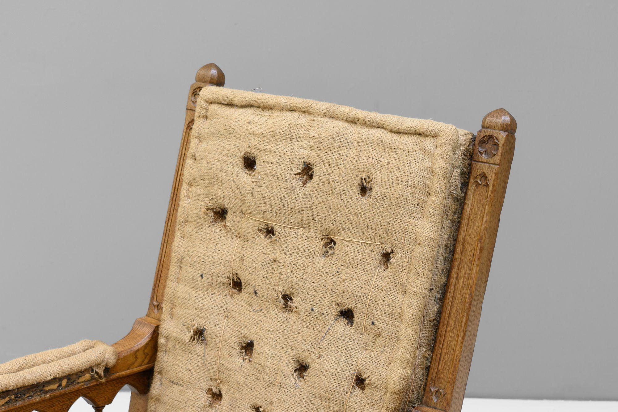 Poltrona in stile gotico con struttura in Oak su ruote originali. Il tessuto invecchiato è stato rimosso, potrebbe richiedere un'ulteriore preparazione prima di essere rivestito. Circa 1880
H. H. 98cm (SH 40cm) x L. 68cm x P. 80cm