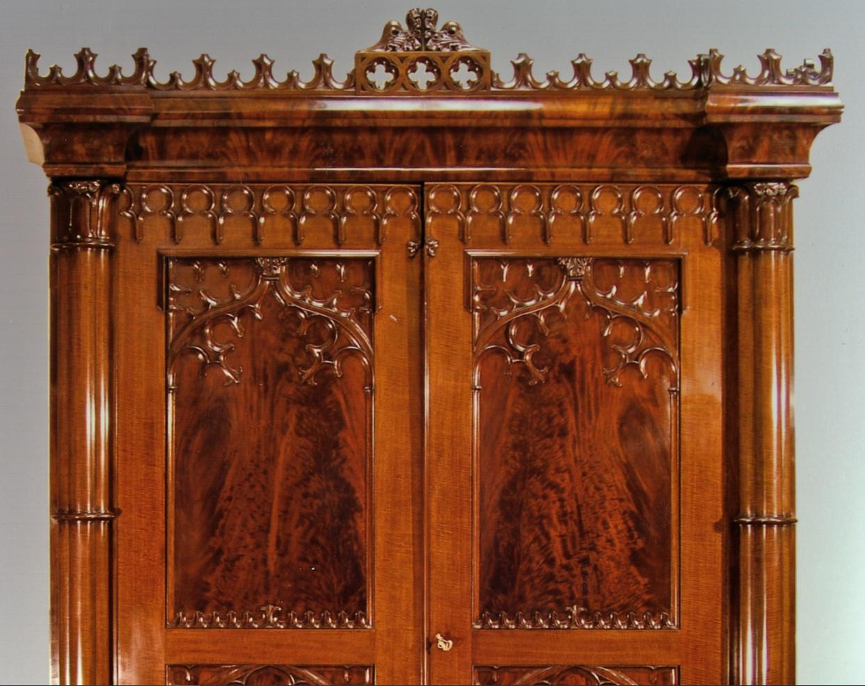 FAPG 19959D/2
Armoire in stile Gothic Revival
New York, circa 1835-1840
Mogano, con ferramenta in ottone
Misure: 104 pollici di altezza, 73 pollici di larghezza, 30 pollici di profondità

In mostra: Hirschl & Adler Galleries, New York, 2011-12, The