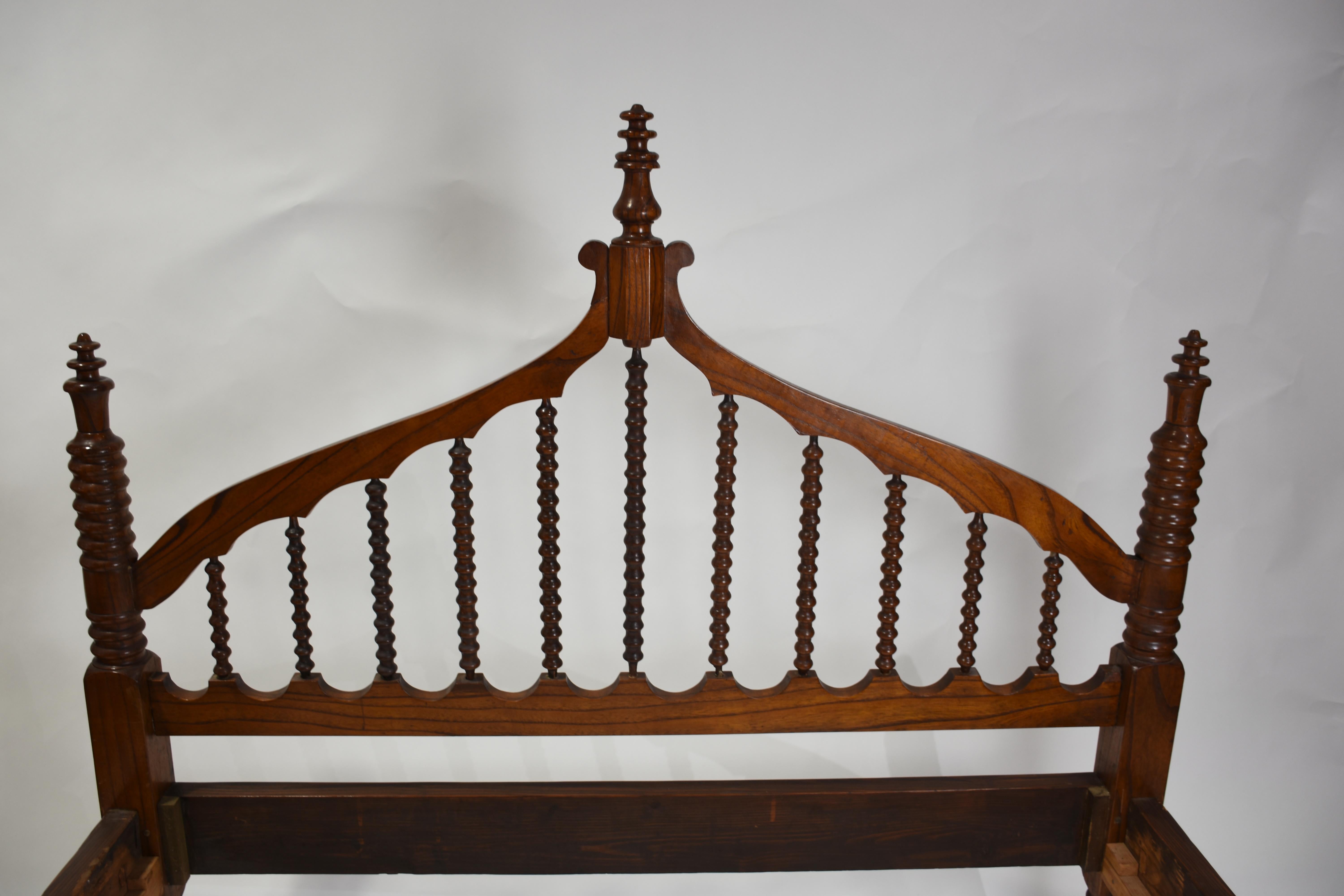 Néo-gothique Lit antique gothique aux fuseaux en vente