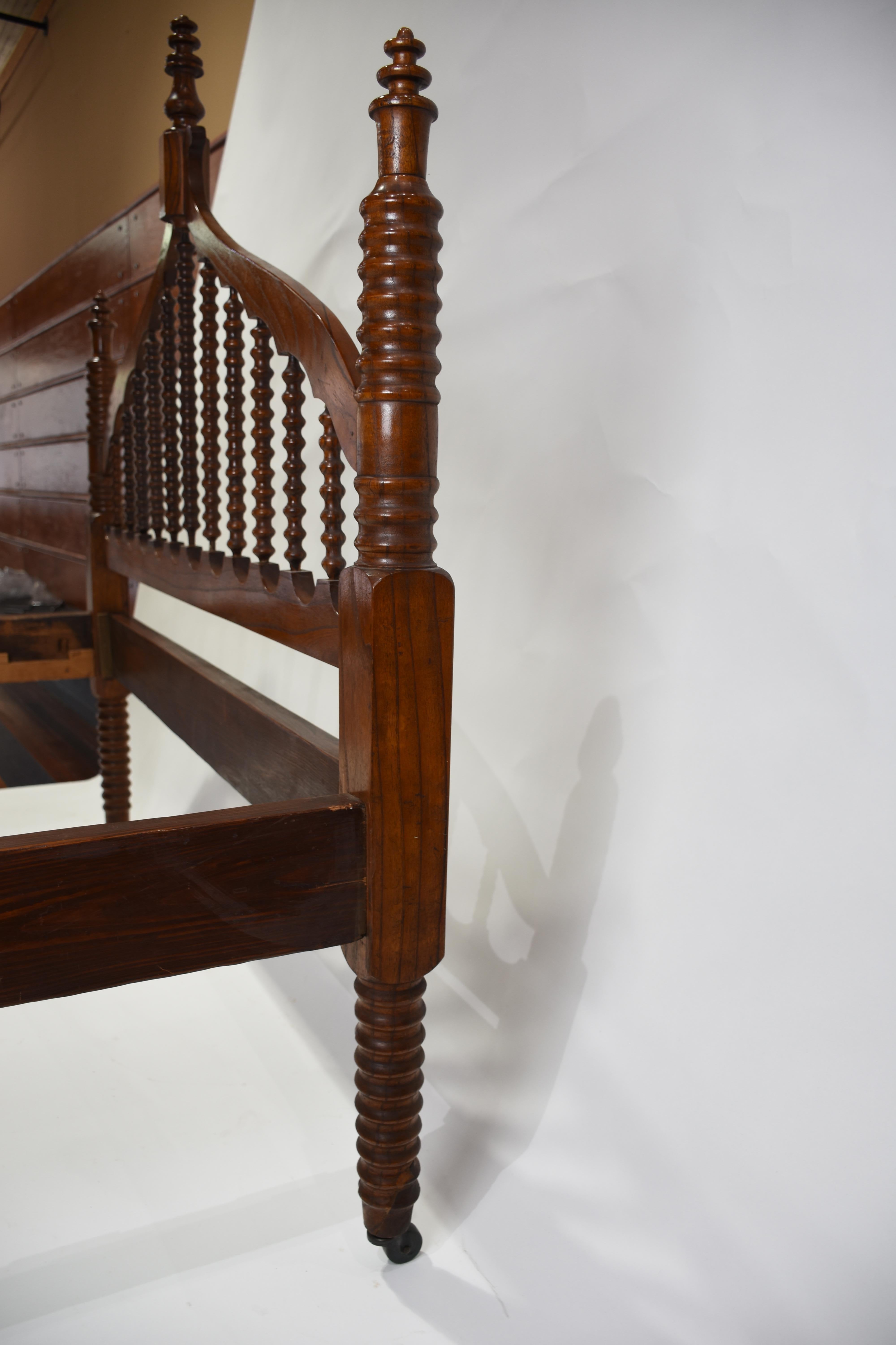 Anglais Lit antique gothique aux fuseaux en vente