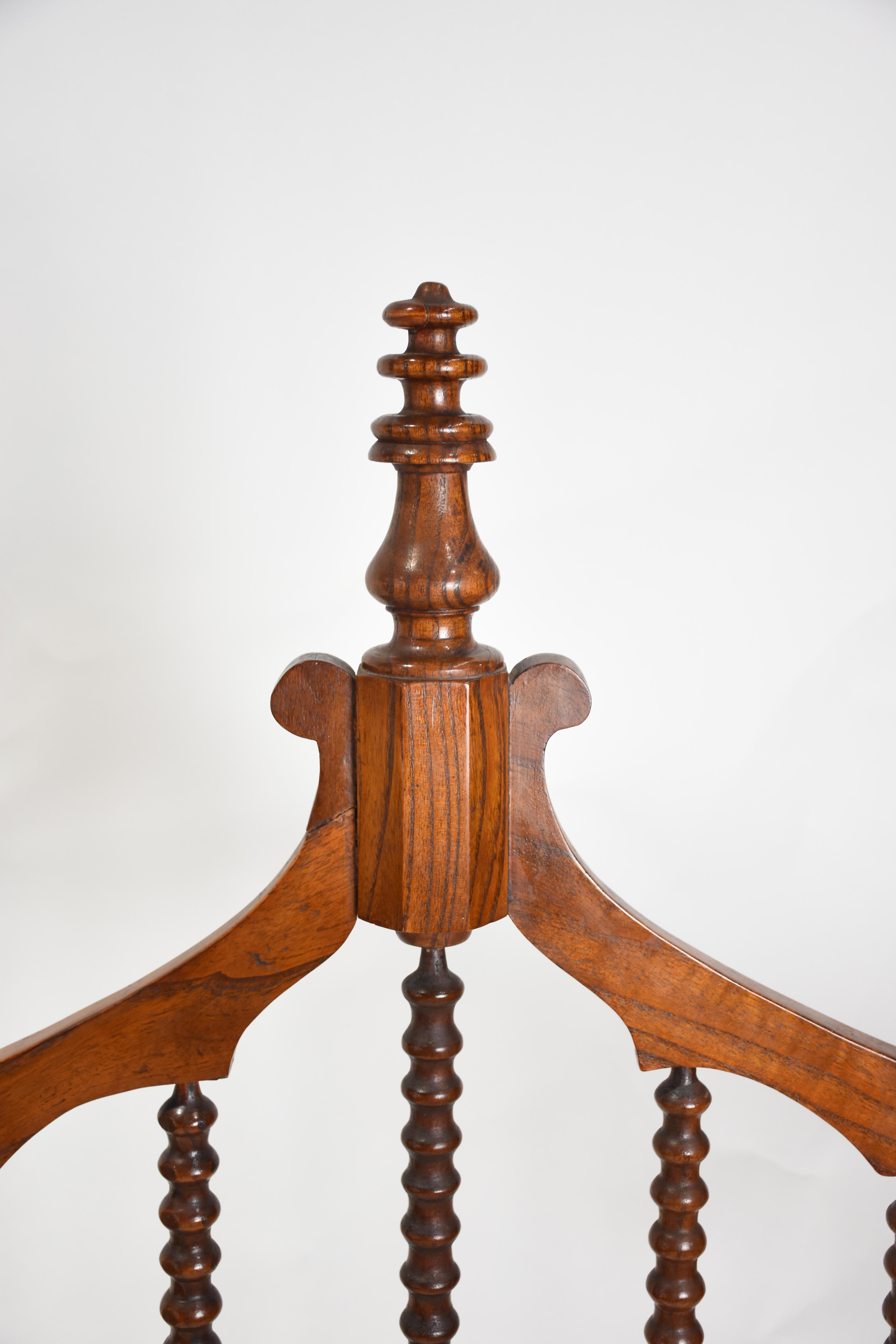 XIXe siècle Lit antique gothique aux fuseaux en vente