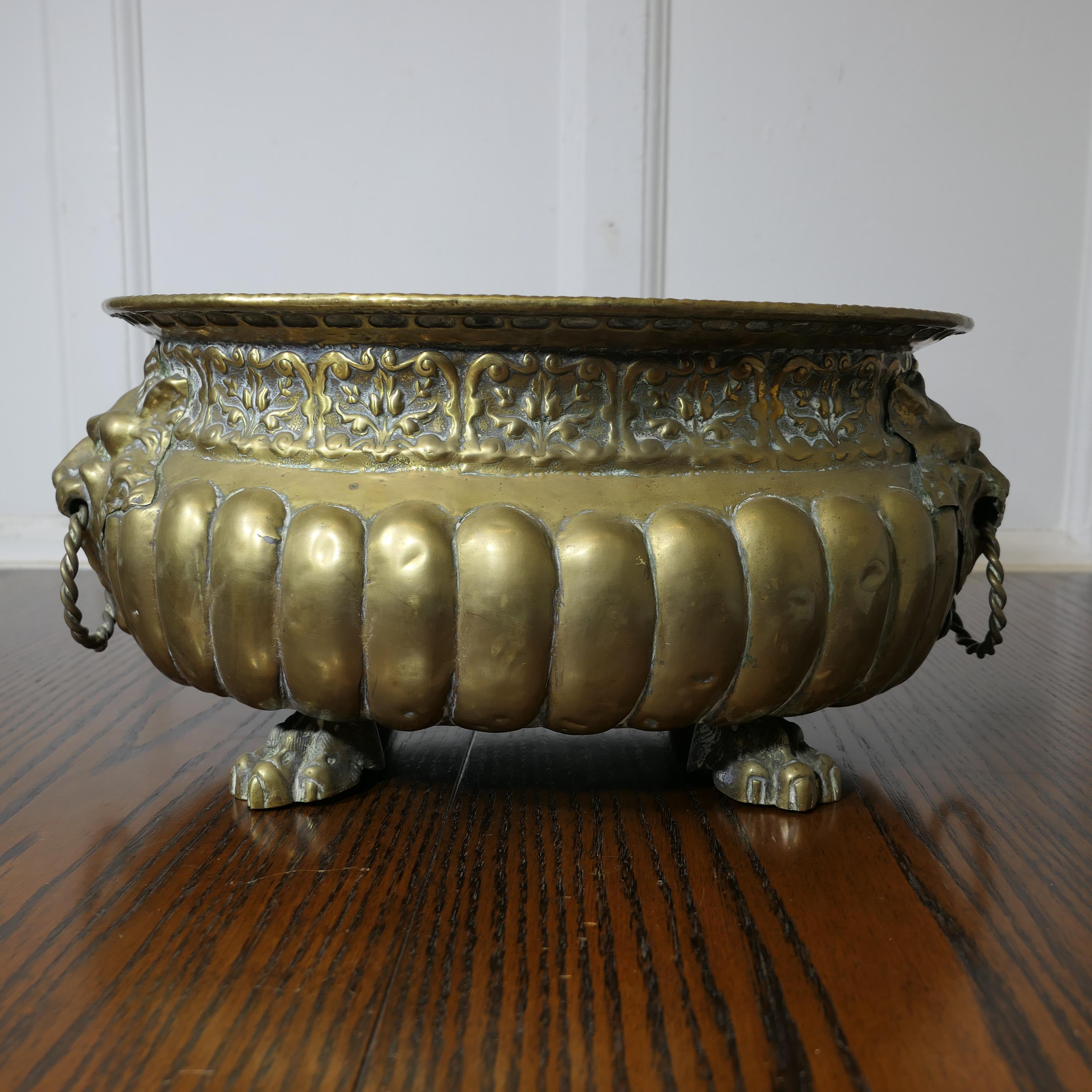 Gotico Jardiniere gotico in ottone con manici a forma di maschera di leone e rivestimento in vendita