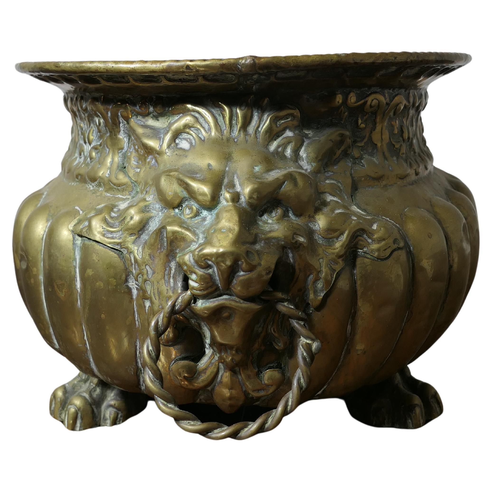 Jardinière gothique avec poignées en forme de masque de lions et revêtement