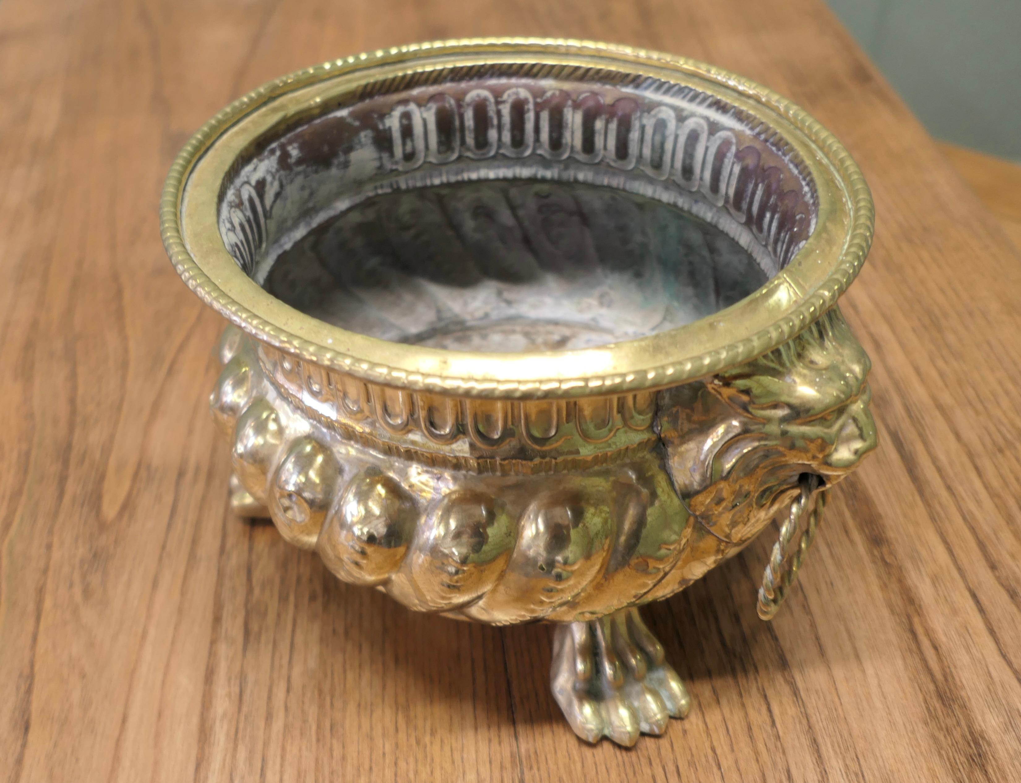 Gothique Jardinière gothique en laiton avec poignées en forme de masque de lion  Il s'agit d'une belle pièce ancienne, le en vente