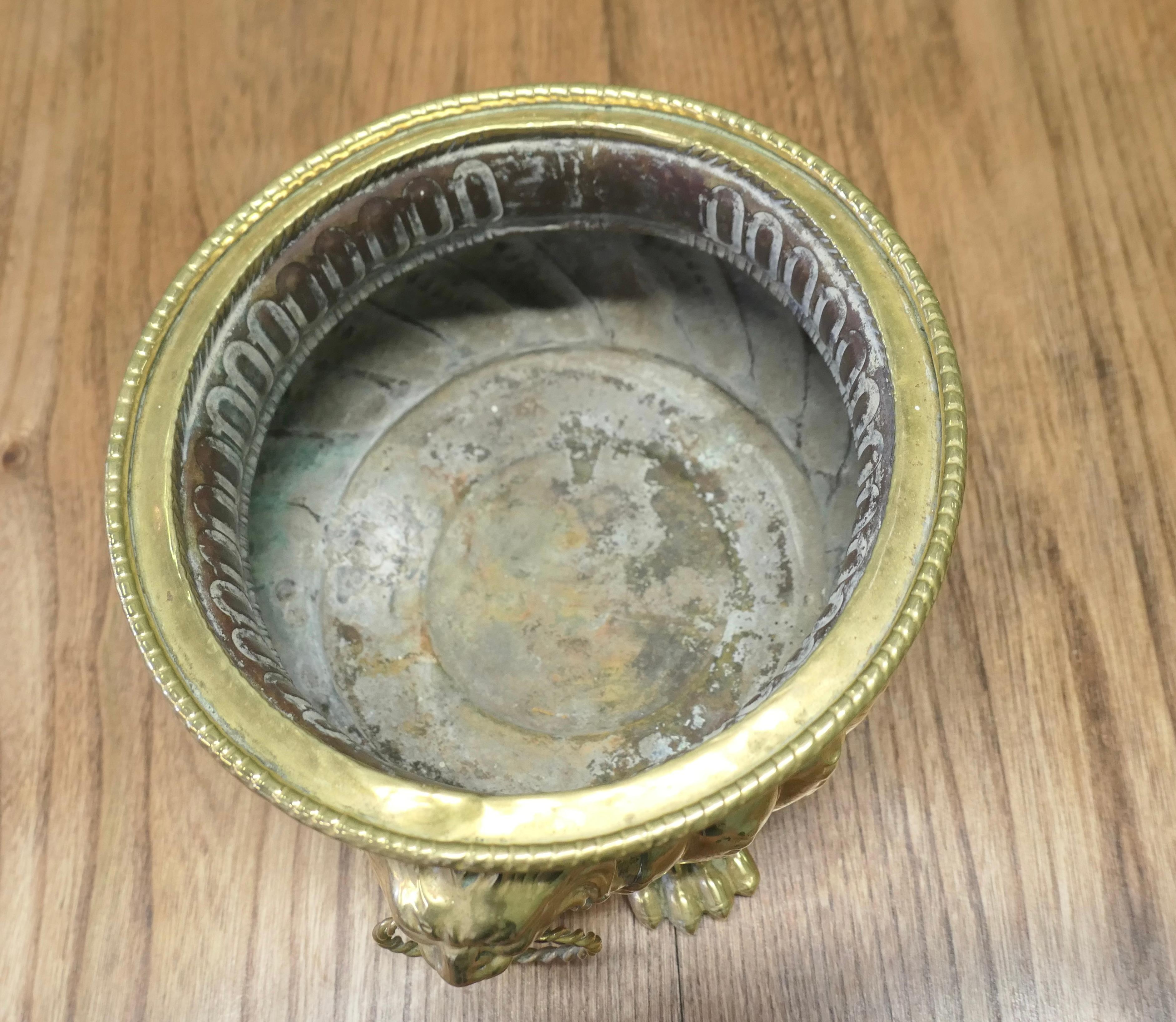 XIXe siècle Jardinière gothique en laiton avec poignées en forme de masque de lion  Il s'agit d'une belle pièce ancienne, le en vente