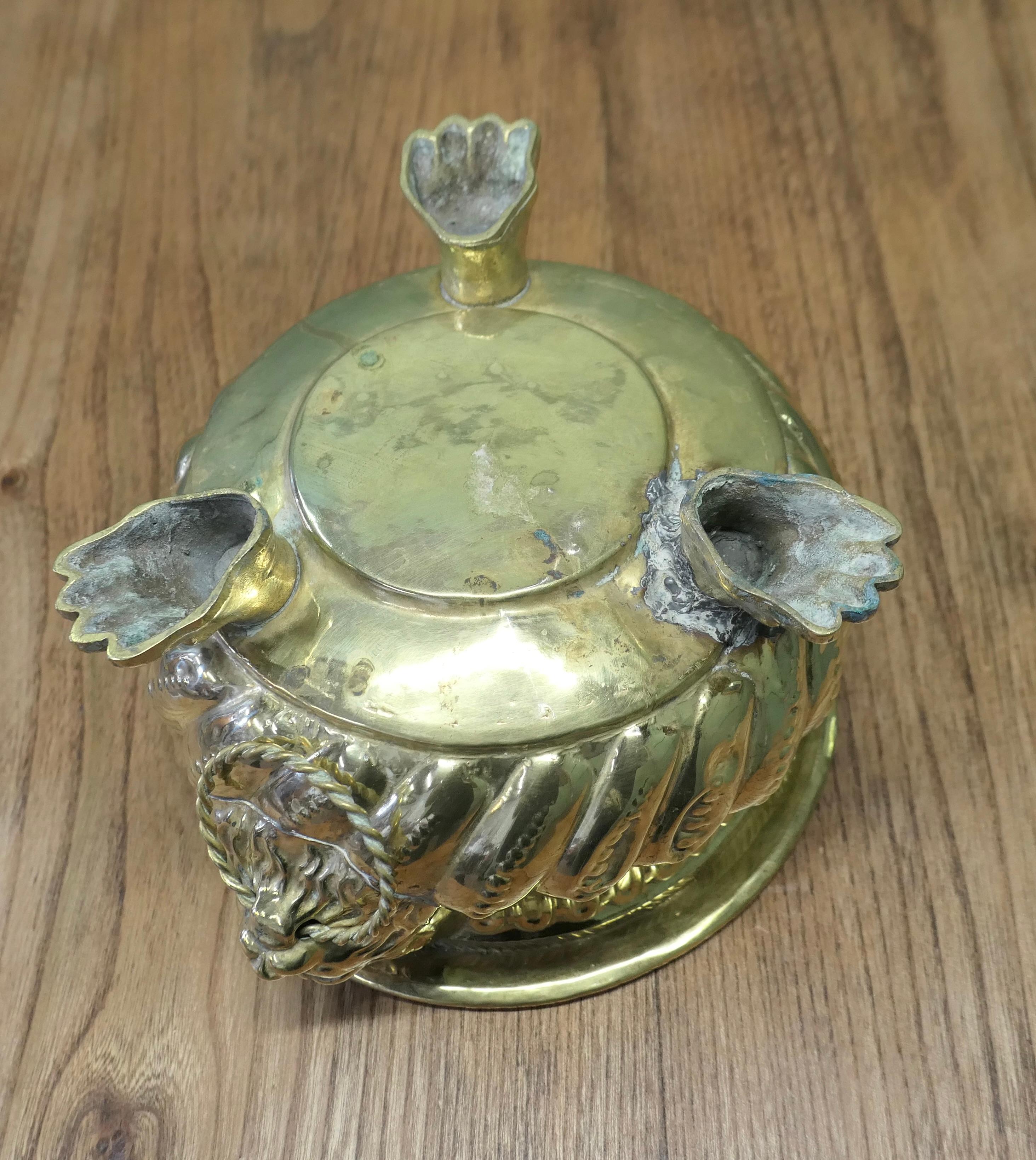Laiton Jardinière gothique en laiton avec poignées en forme de masque de lion  Il s'agit d'une belle pièce ancienne, le en vente