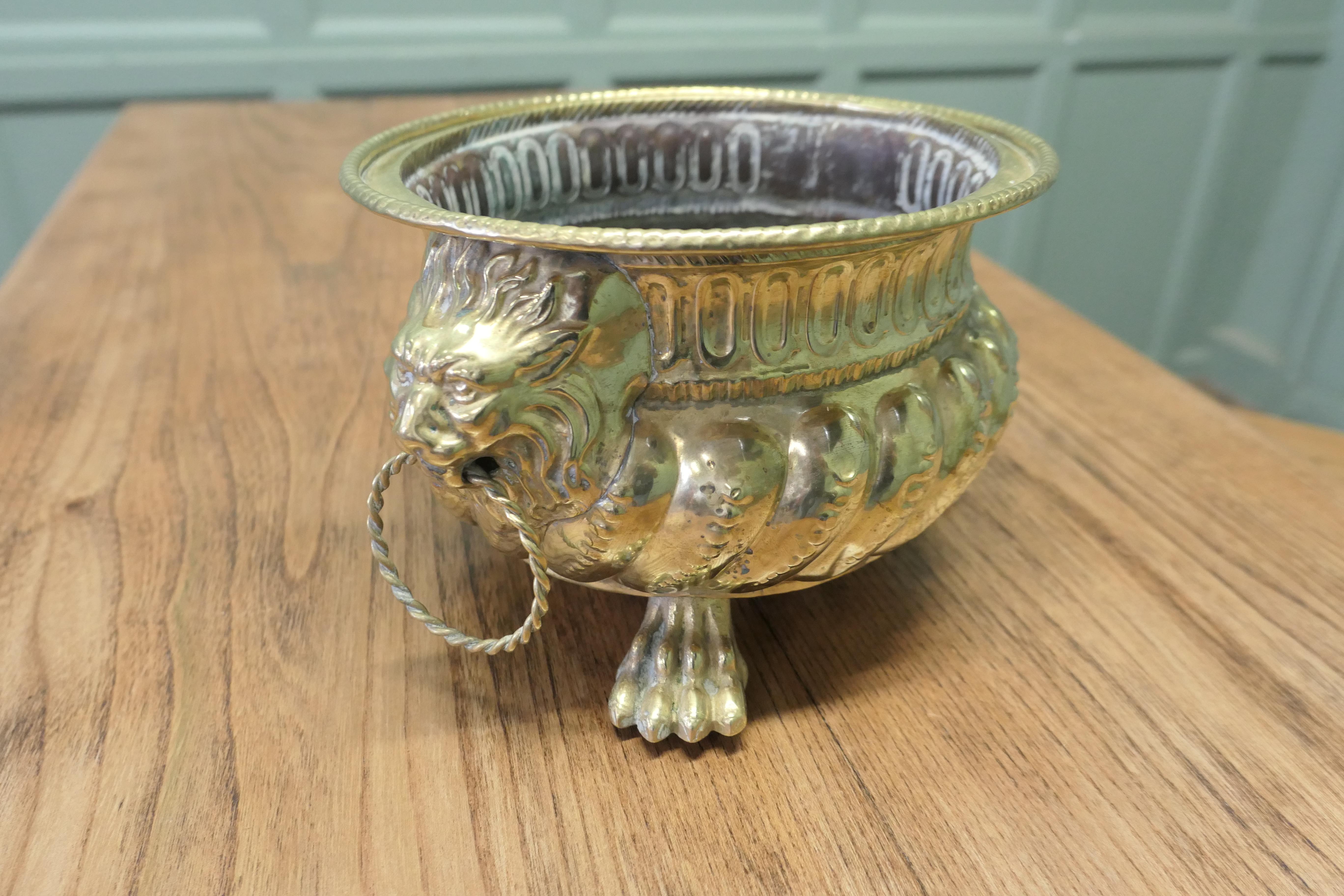 Jardinière gothique en laiton avec poignées en forme de masque de lion  Il s'agit d'une belle pièce ancienne, le en vente 1