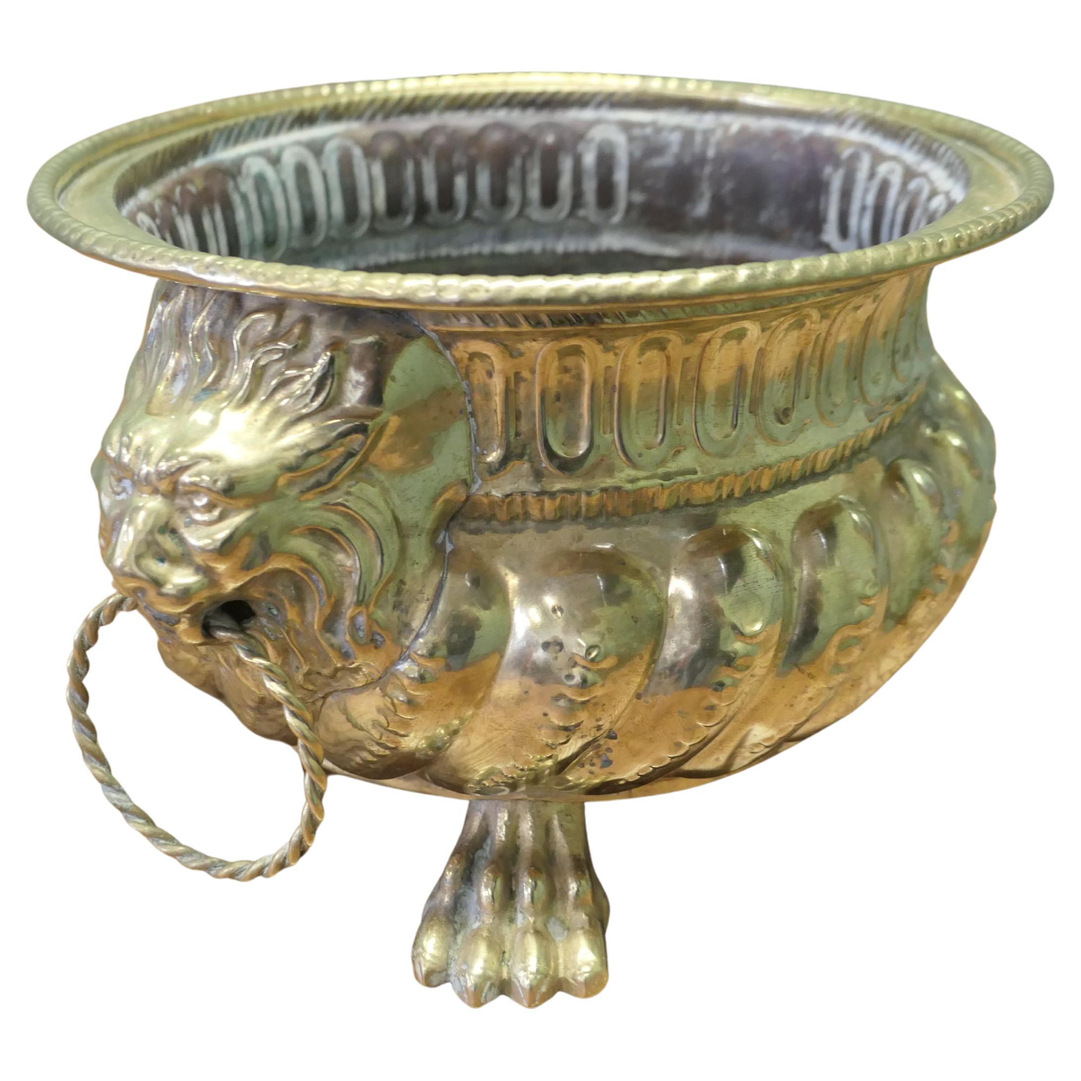 Jardinière gothique en laiton avec poignées en forme de masque de lion  Il s'agit d'une belle pièce ancienne, le en vente