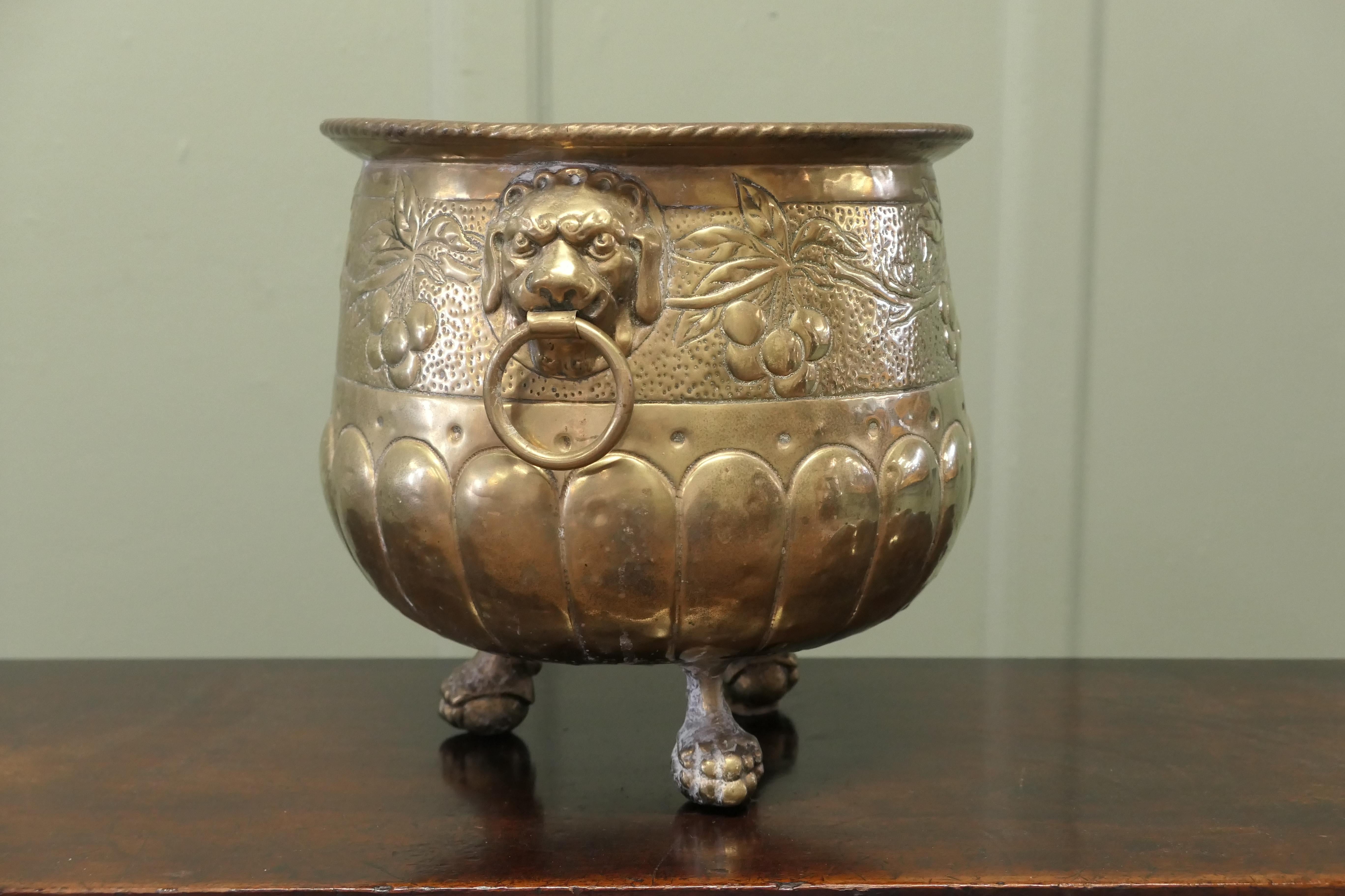 Jardiniere Gothique en laiton avec Temple Lions

Il s'agit d'une pièce ancienne très inhabituelle, le pot est rond et repose sur trois pieds en forme de pattes. Il est fabriqué en laiton avec une décoration battue à la main, il y a une poignée en