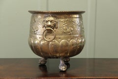 Gotische Jardiniere aus Messing mit Löwen-Tempel  Dies ist ein sehr ungewöhnliches altes Stück