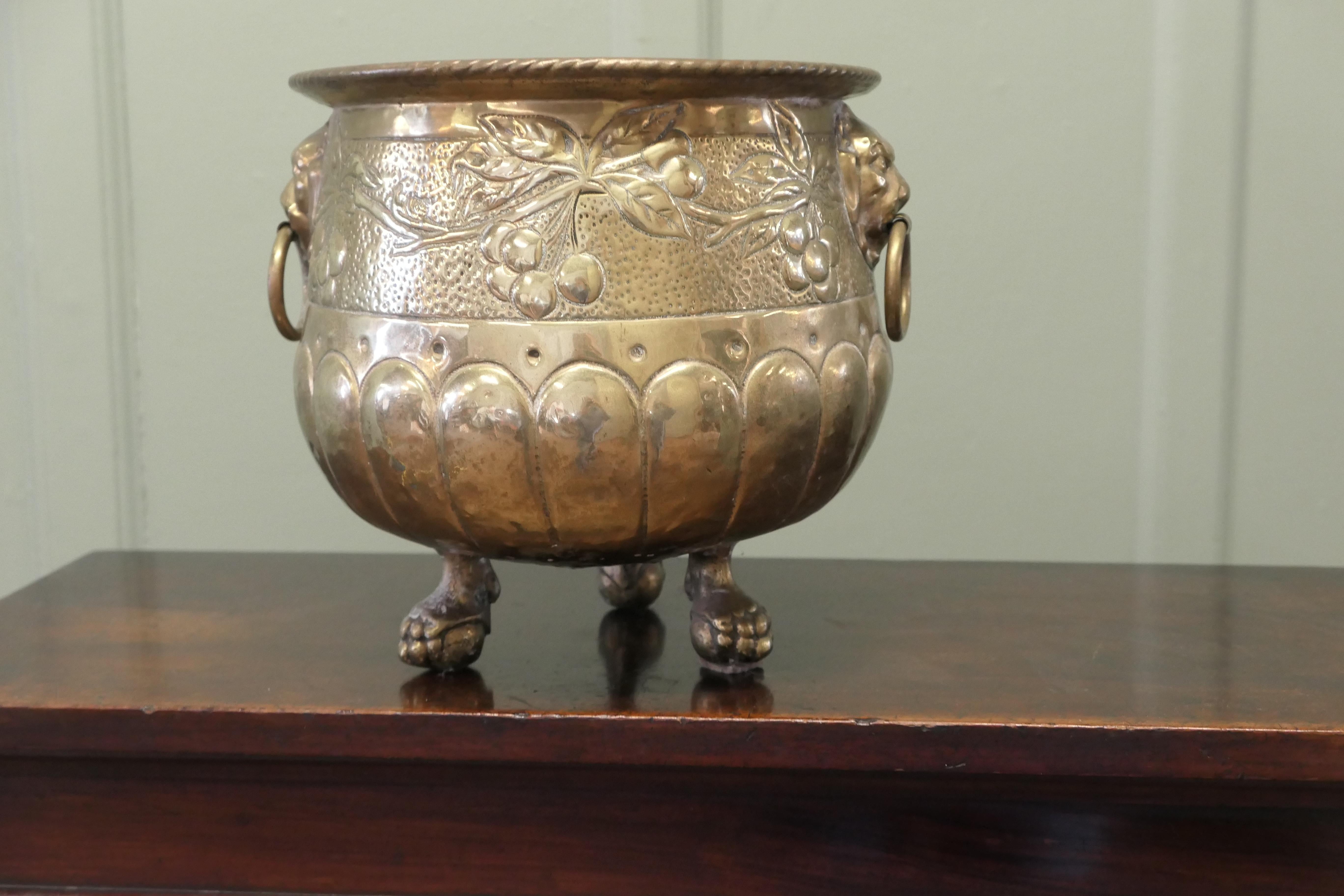 Artisanat Jardiniere Gothique en laiton avec Temple Lions  Il s'agit d'une pièce ancienne très inhabituelle en vente