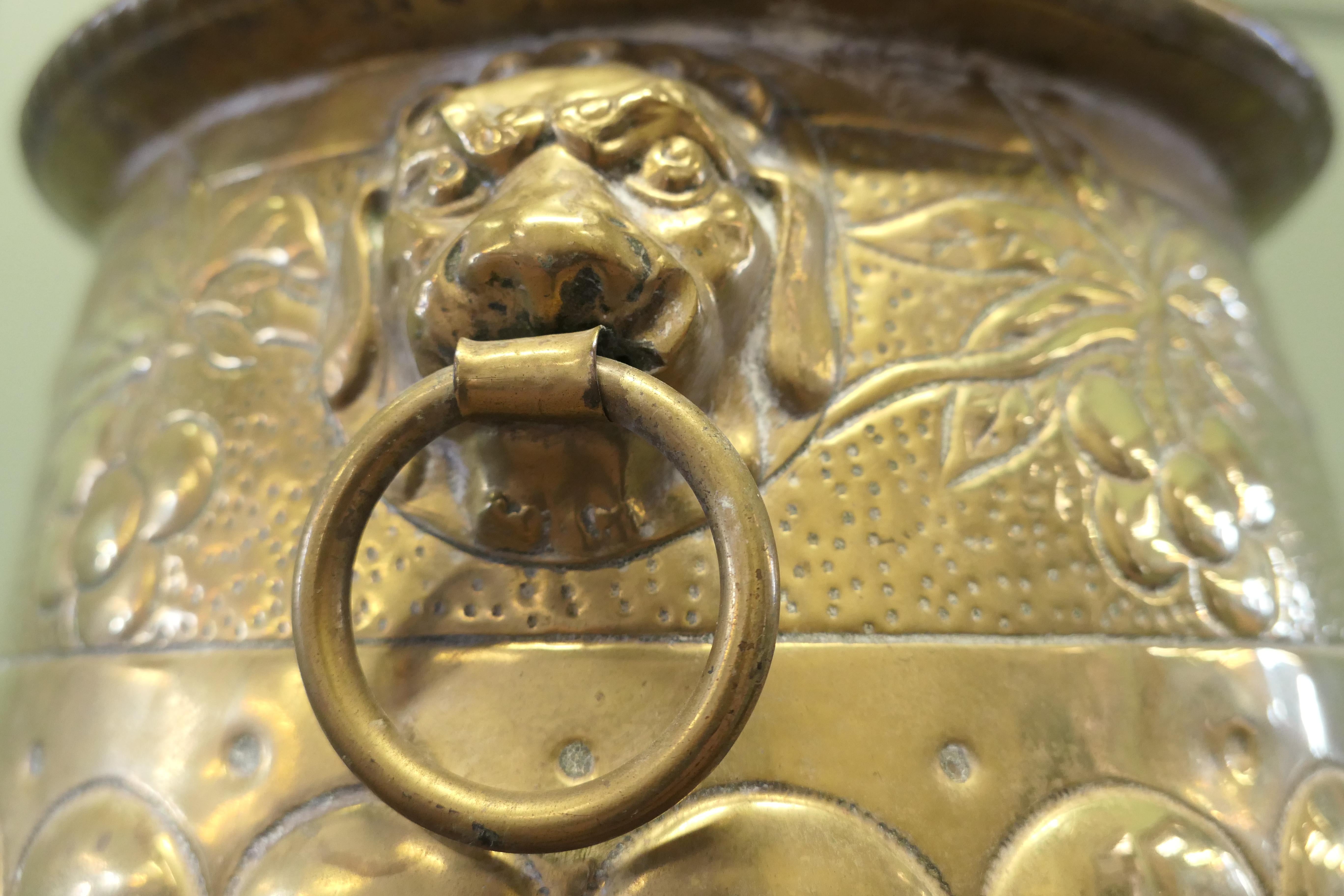 XIXe siècle Jardiniere Gothique en laiton avec Temple Lions  Il s'agit d'une pièce ancienne très inhabituelle en vente