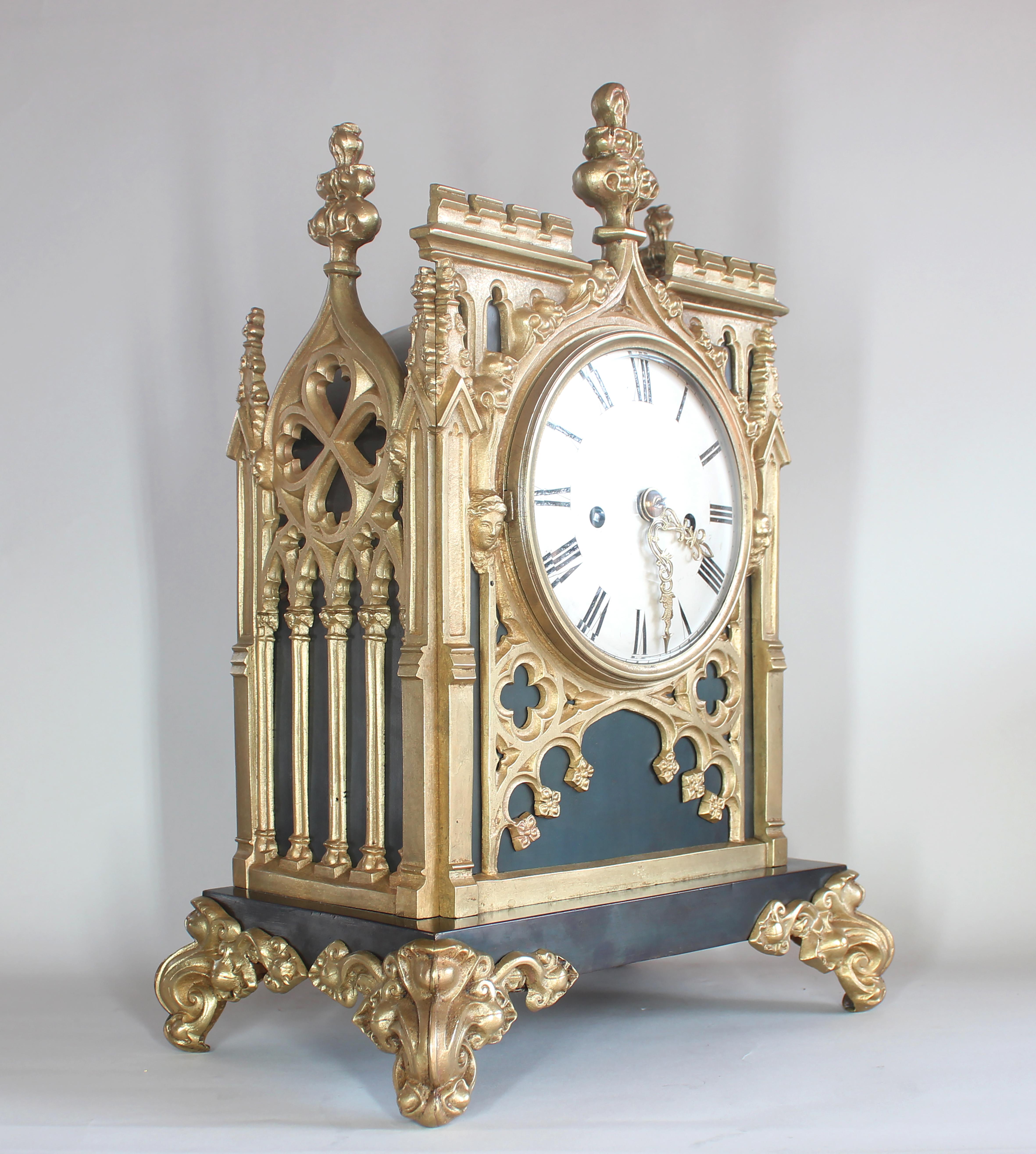 Anglais Horloge de cheminée gothique en bronze et laiton en vente