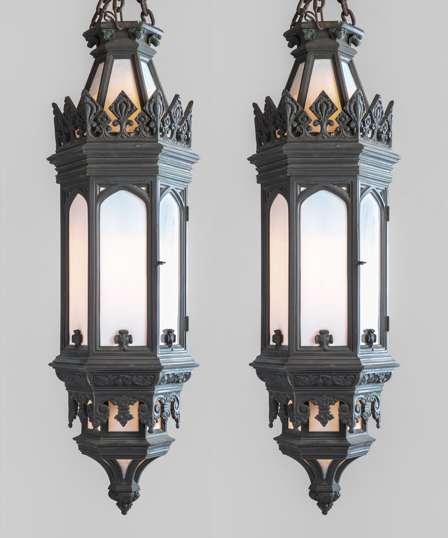 Gothic bronze lantern, circa 1900

Bronze metal with verdigris patina and opaline shades.