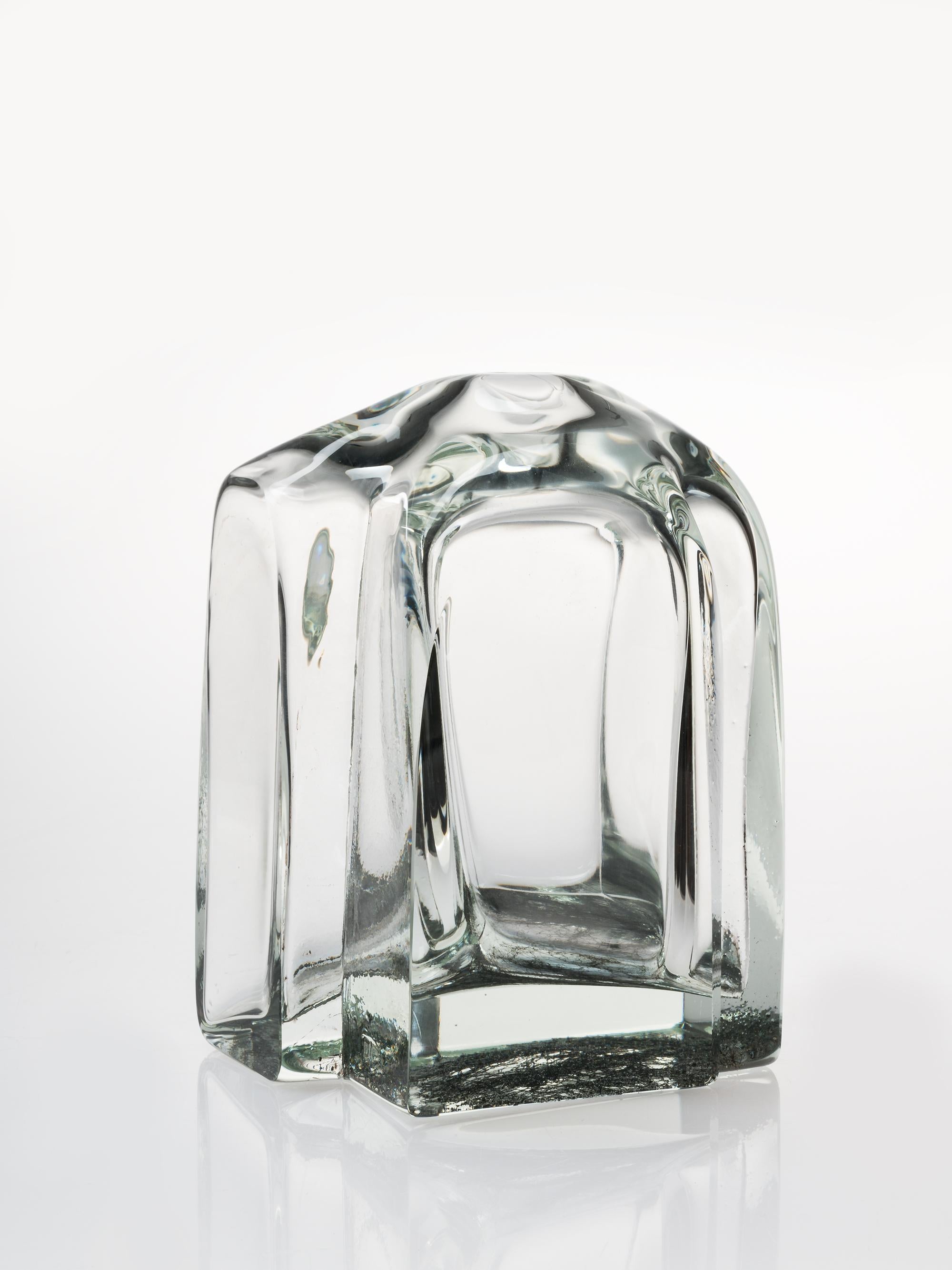 Gotico di Paolo Marcolongo 
Dimensioni: 24,3 x 13,3 x H. 10,8 cm 
Materiali: Vetro di Murano e ferro. 


Paolo Marcolongo è nato a Padova nel 1956, ha frequentato il Liceo Artistico 