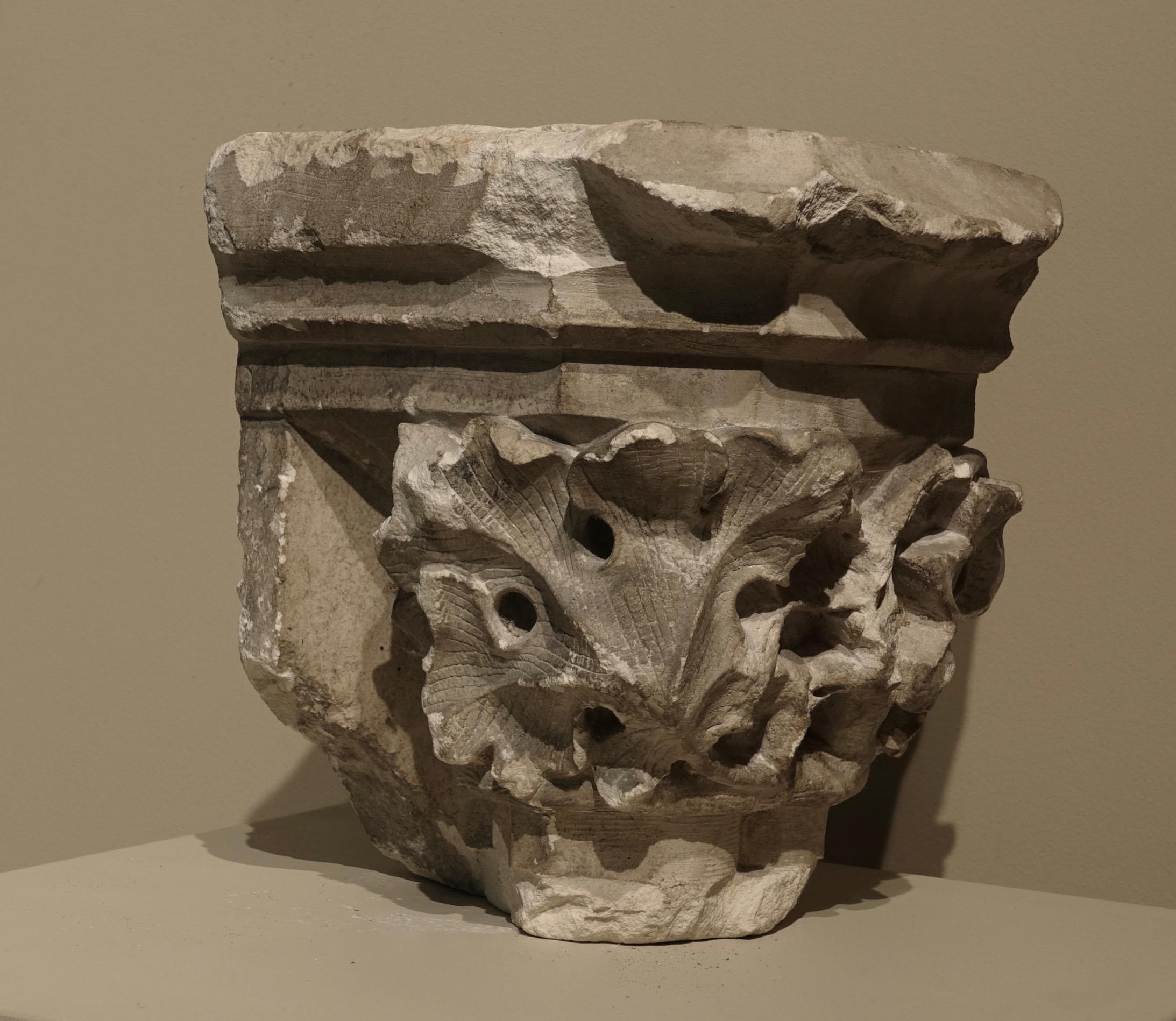 Gothic capital with foliate decoration
France, limestone
13th century
16.5 x 17 x 12.5 cm


The leaves are organically arranged around the core of the abacus; the bottom of the capital is composed of a simple rounded base. The capital is flat