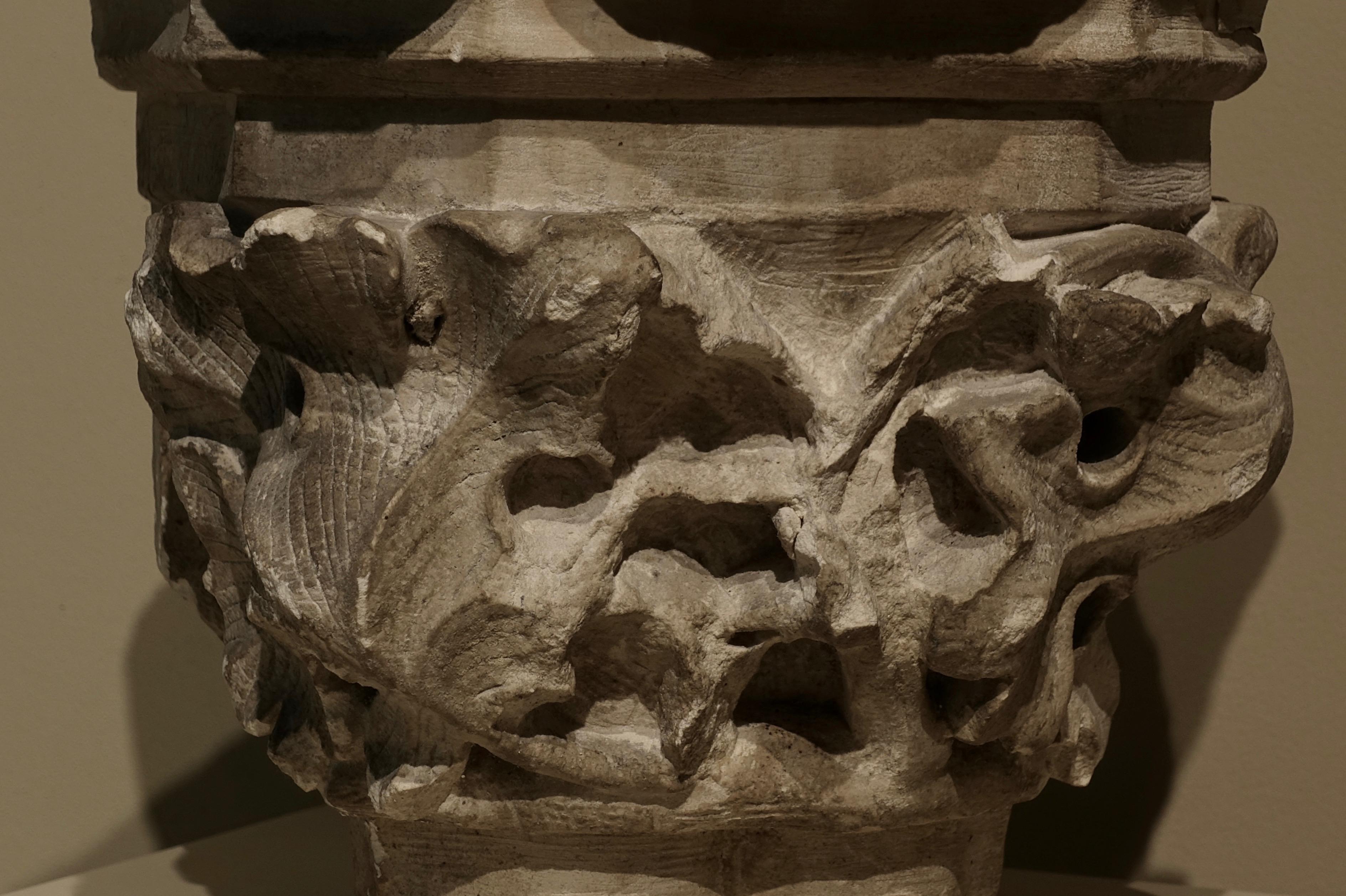 Gotik- Kapitell mit blattförmigem Dekor – 13. Jahrhundert (Französisch) im Angebot