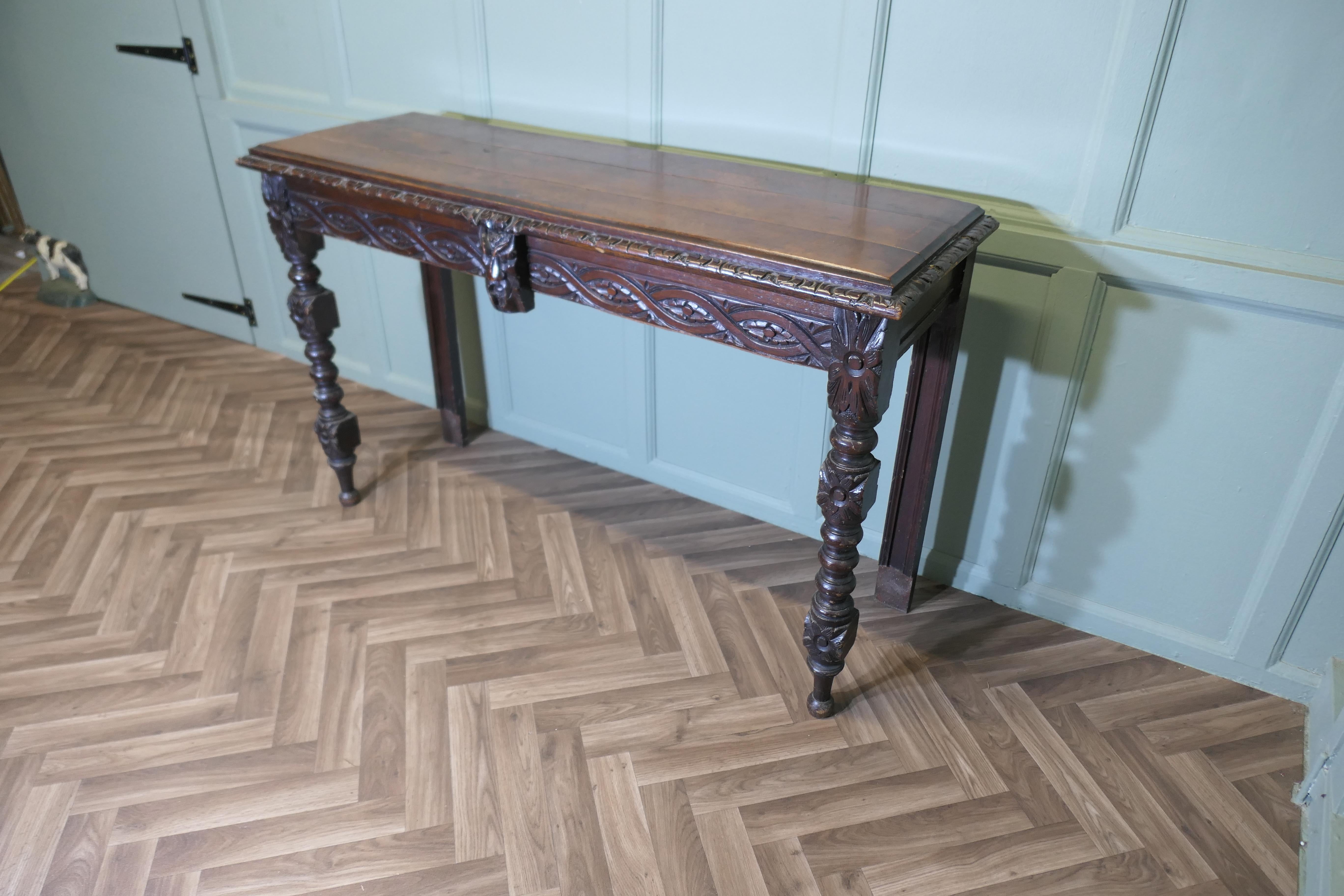 Gothic Carved Country Oak Hall Table The table is made in Oak Gótico en venta