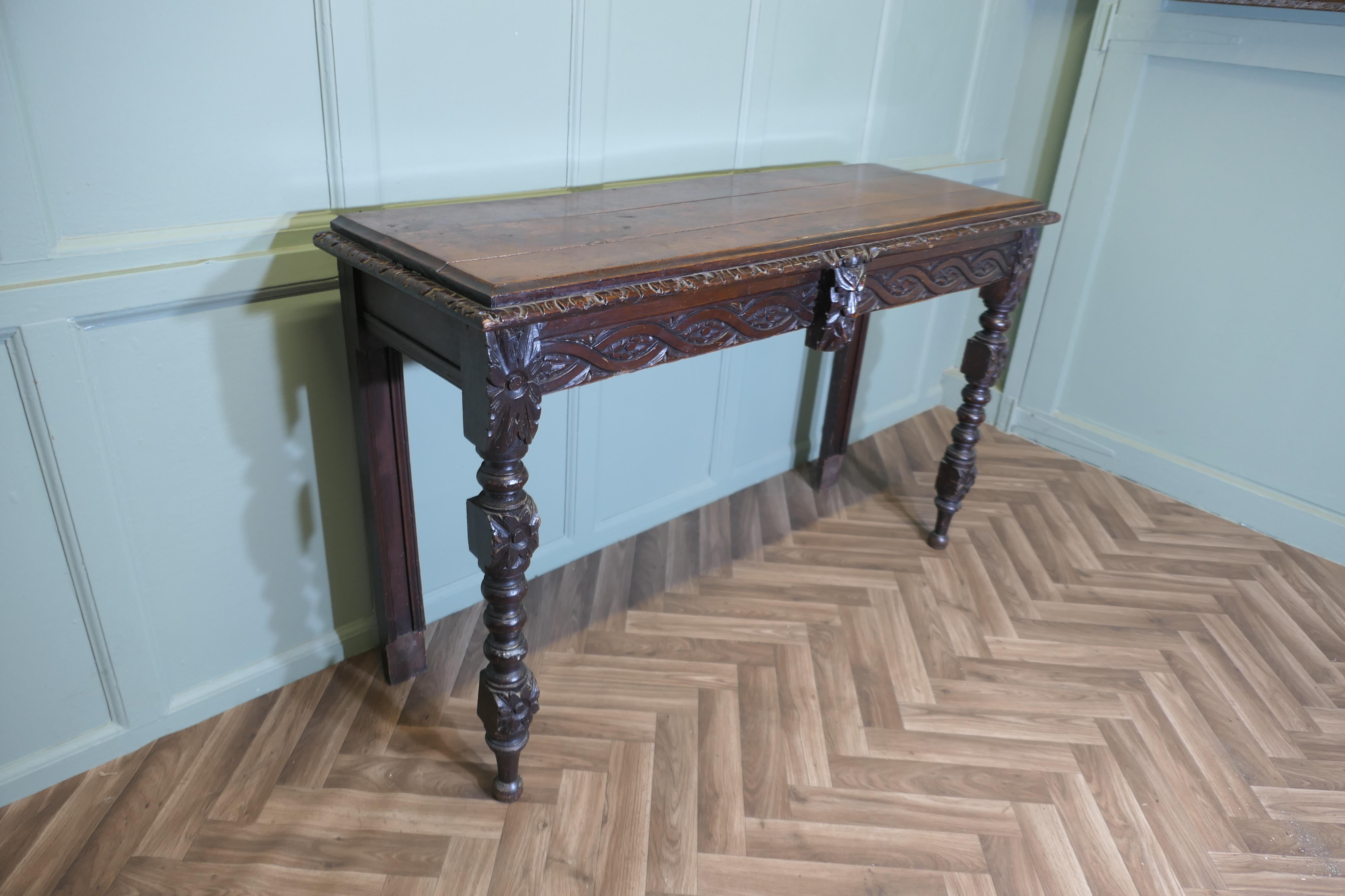 Gothic Carved Country Oak Hall Table The table is made in Oak en Bueno estado para la venta en Godshill, Isle of Wight