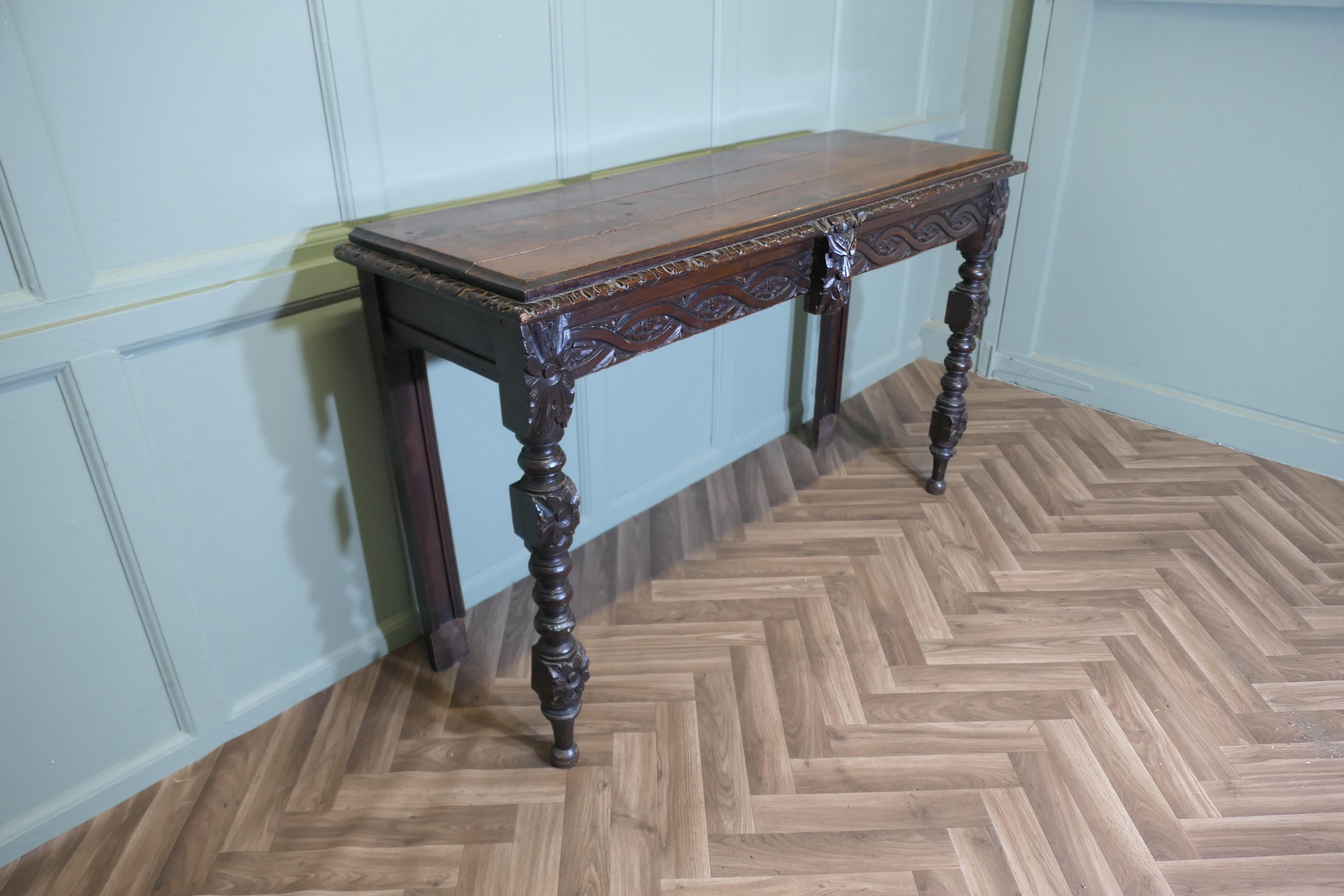 Gothic Carved Country Oak Hall Table The table is made in Oak siglo XIX en venta