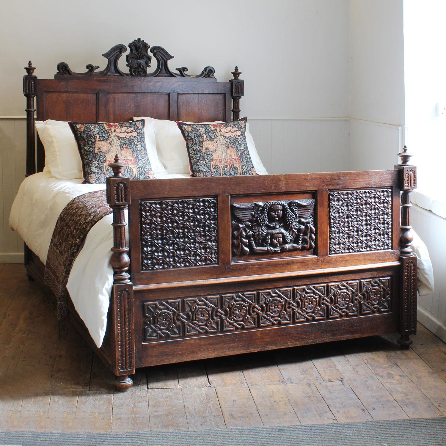 Antiguo somier de roble de estilo gótico, con intrincados detalles tallados y paneles insertados con figuras míticas fantásticas, sobre profundas correderas originales.

Esta cama admite un conjunto de somier y colchón doble estándar de 1,80 m (4