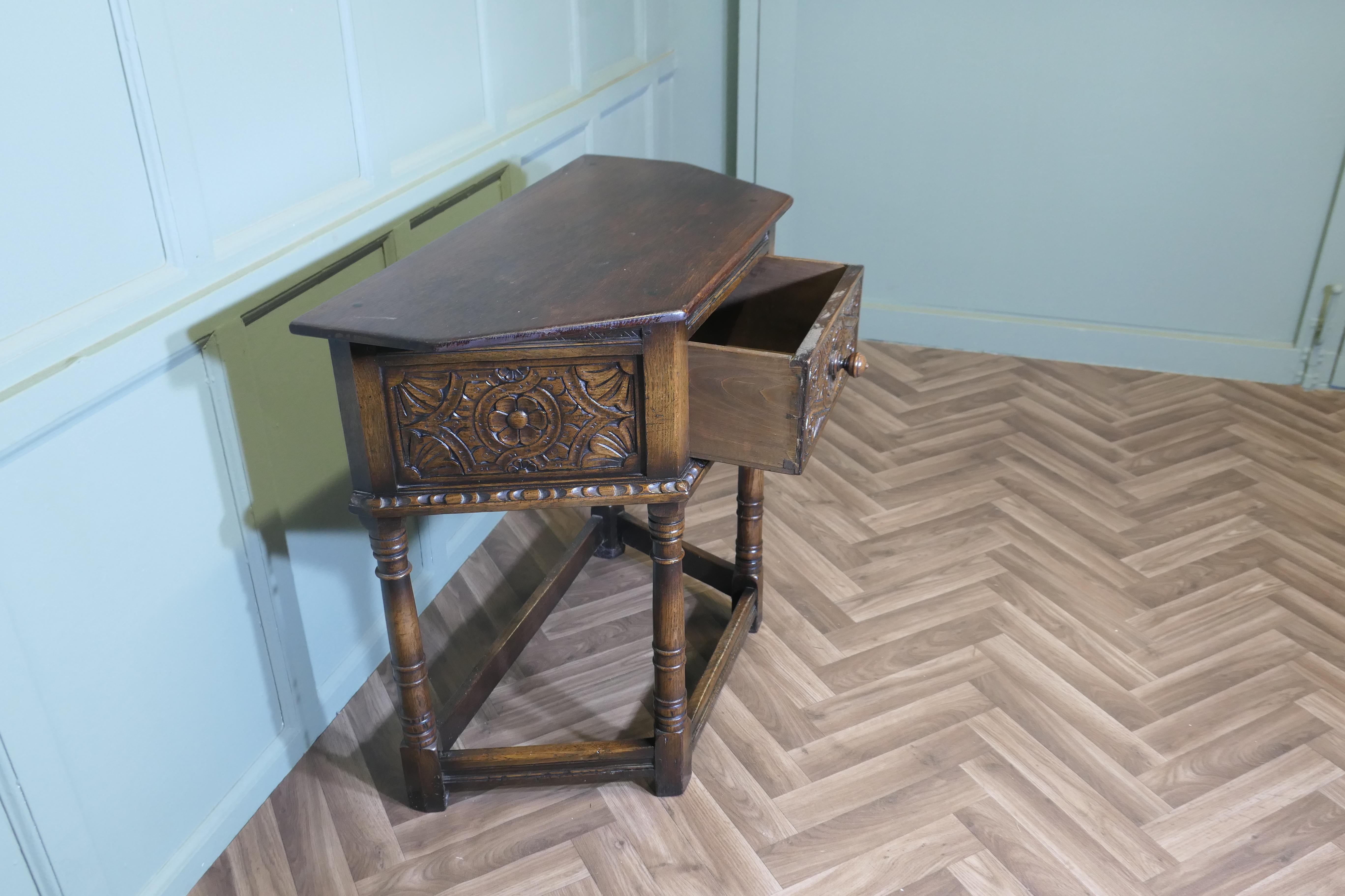 Mesa Credencial Gótica de Roble Tallado principios del siglo XX en venta