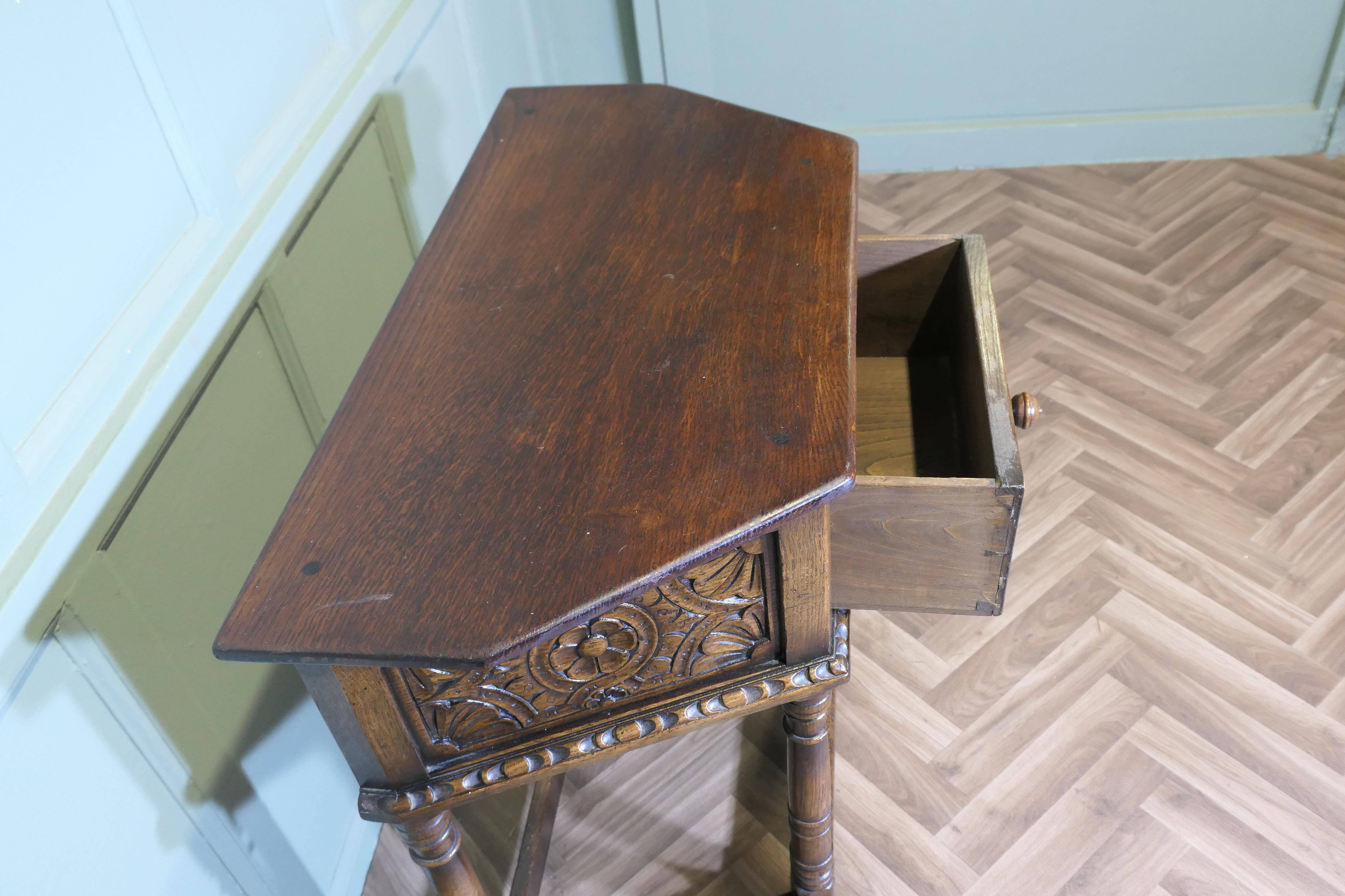 Mesa Credencial Gótica de Roble Tallado en venta 1