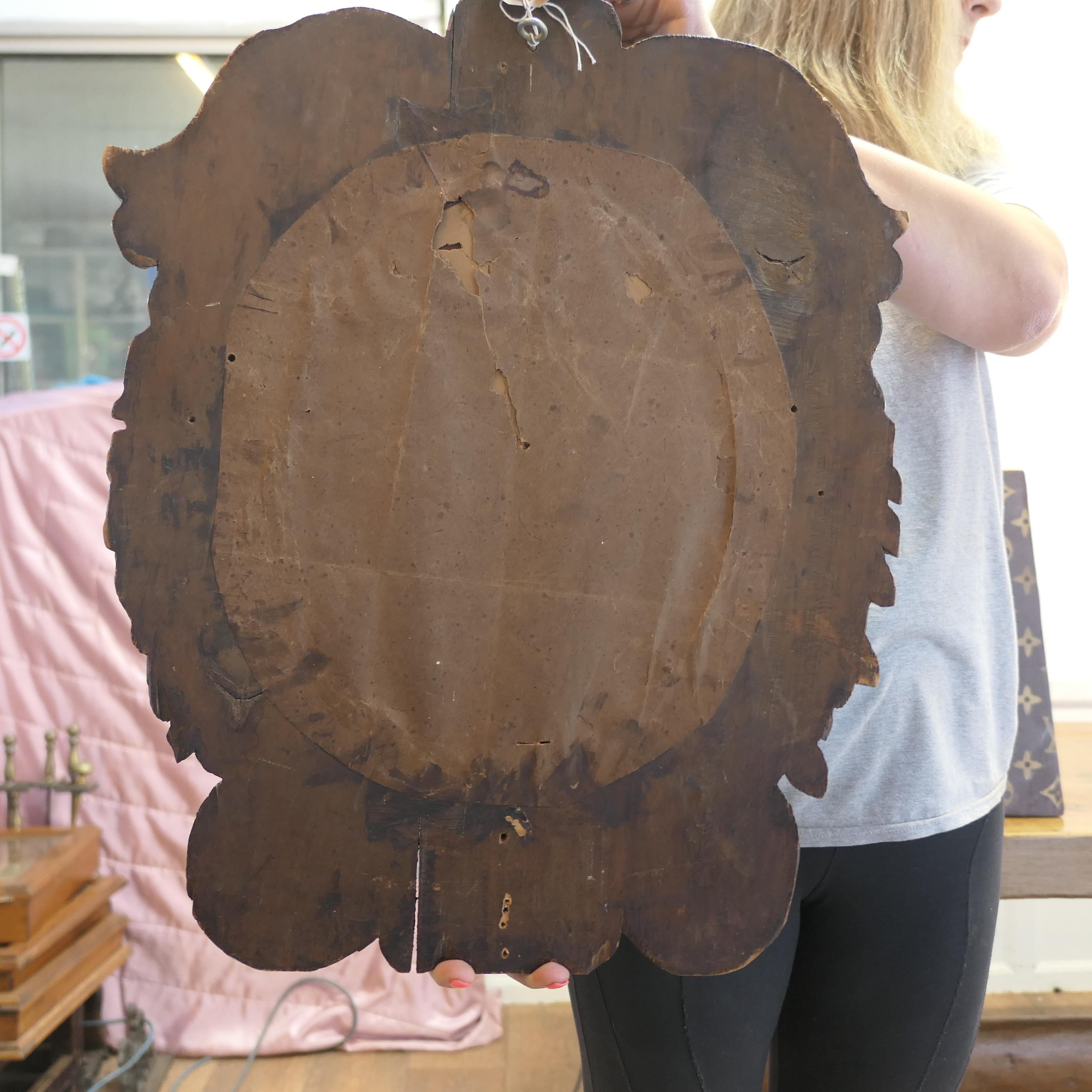 XIX secolo Specchio ovale gotico intagliato di Oak  Un pezzo incantevole in vendita