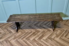 Siège de fenêtre en chêne sculpté gothique, banc en planches  C'est une pièce attrayante