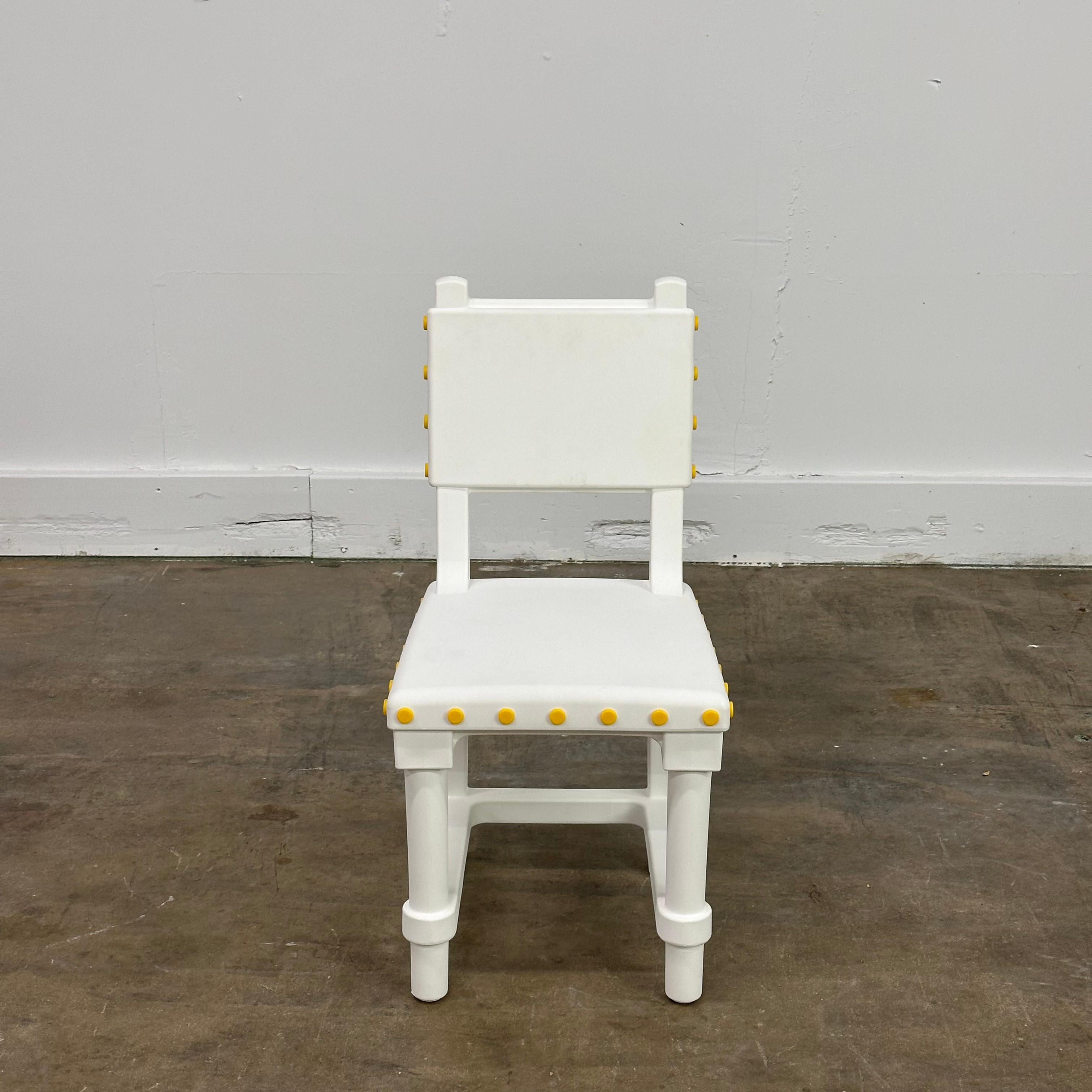 Chaise Gothic par Studio Job pour Moooi en plastique blanc avec des détails jaunes.