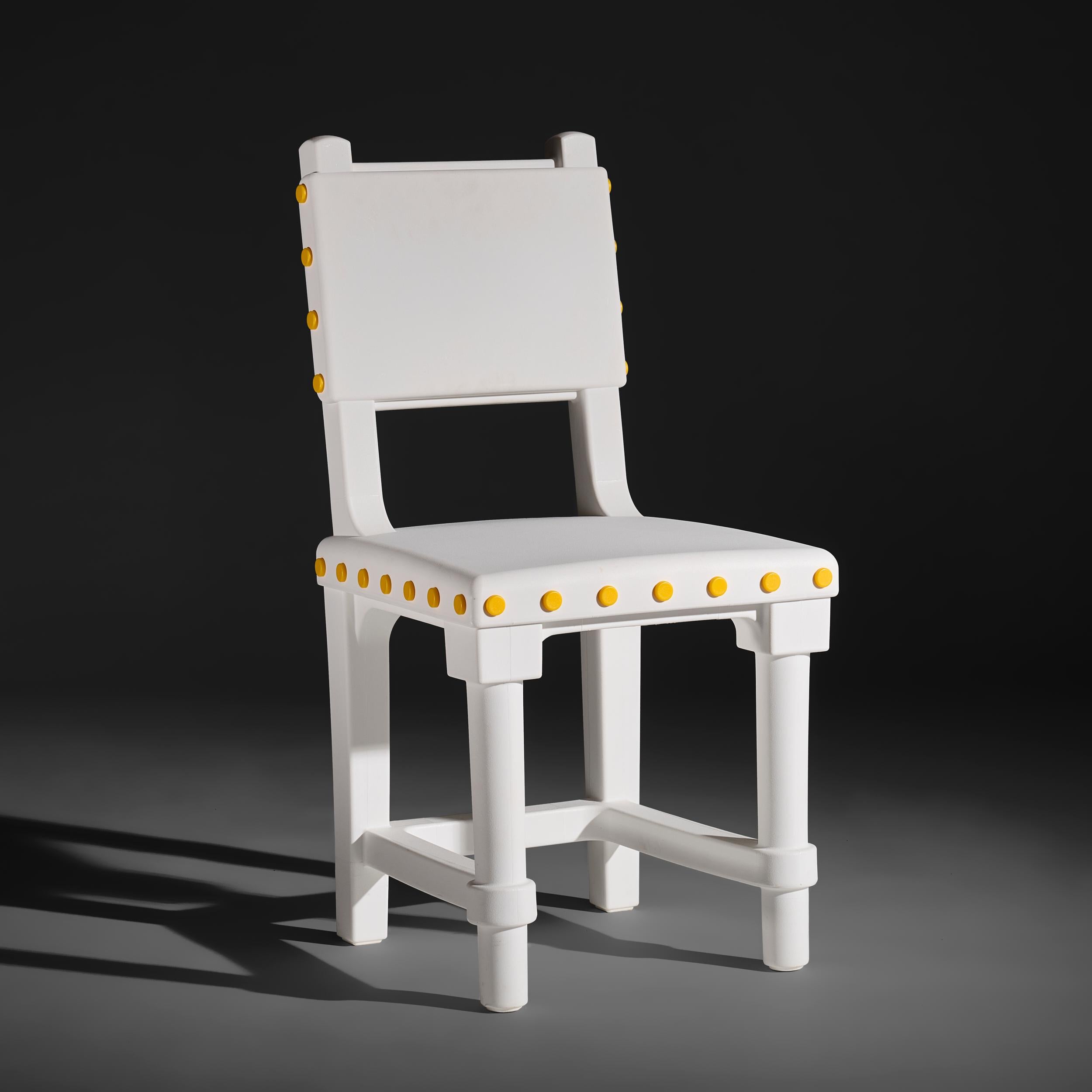 Chaise Gothic par Studio Job pour Moooi en plastique blanc avec des détails jaunes.