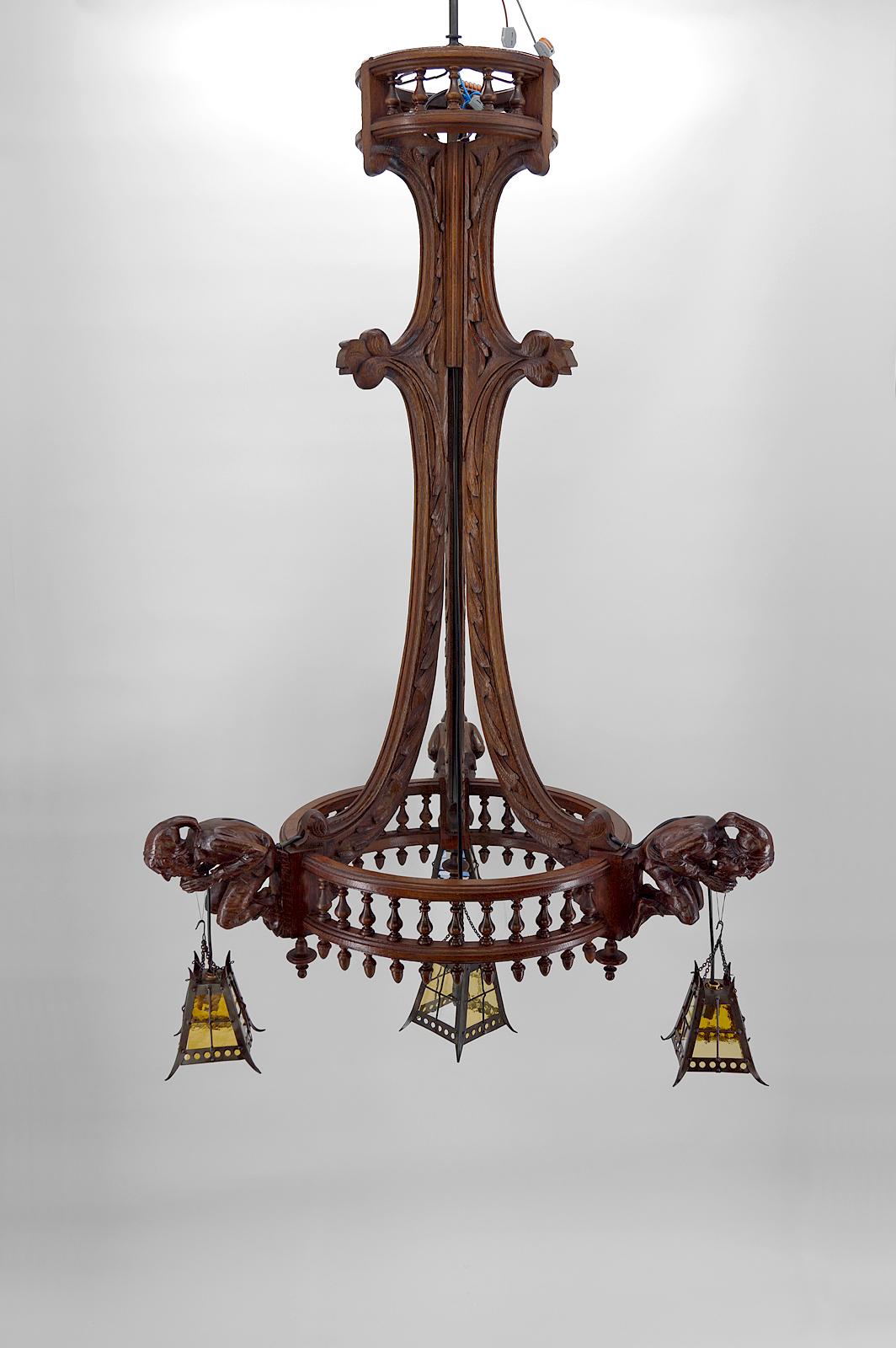 Néo-gothique Lustre gothique sculpté de bouffons et de lanternes, France, vers 1900 en vente