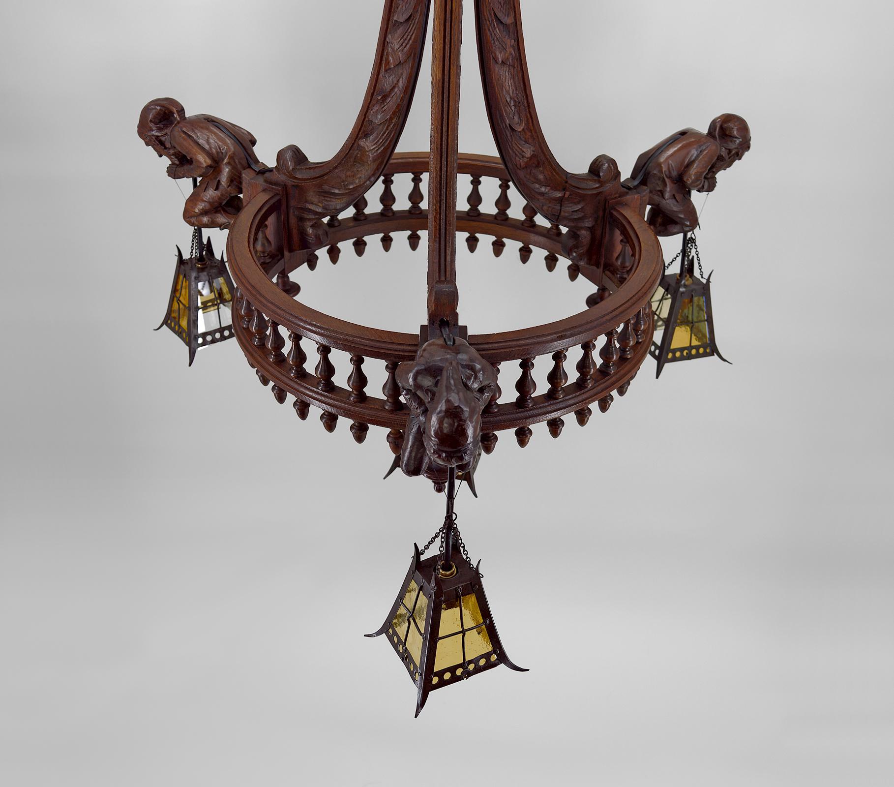 Bois Lustre gothique sculpté de bouffons et de lanternes, France, vers 1900 en vente