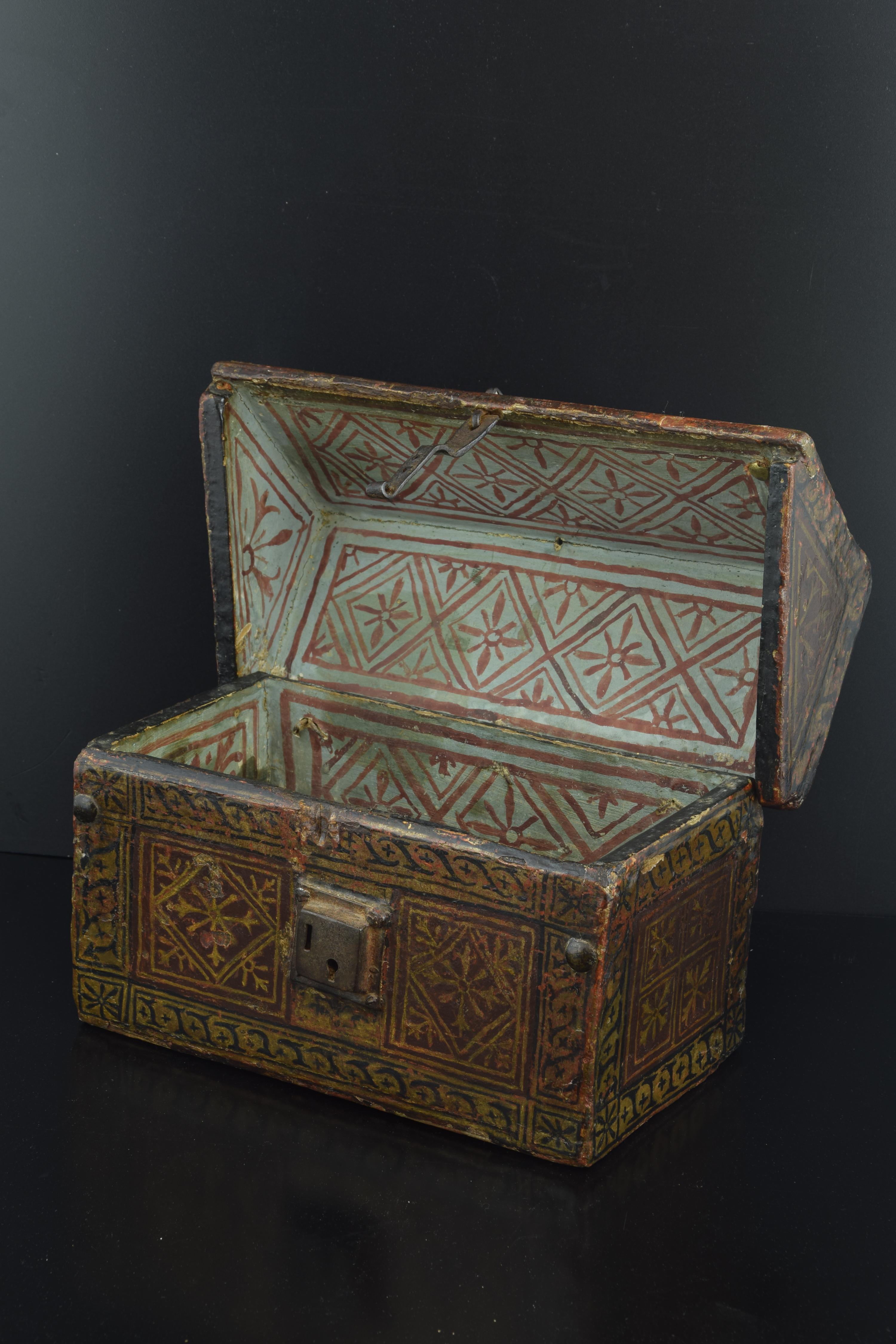 Gothic Chest, Spain, Late 15th Century, Polychromed Wood In Good Condition In Madrid, ES