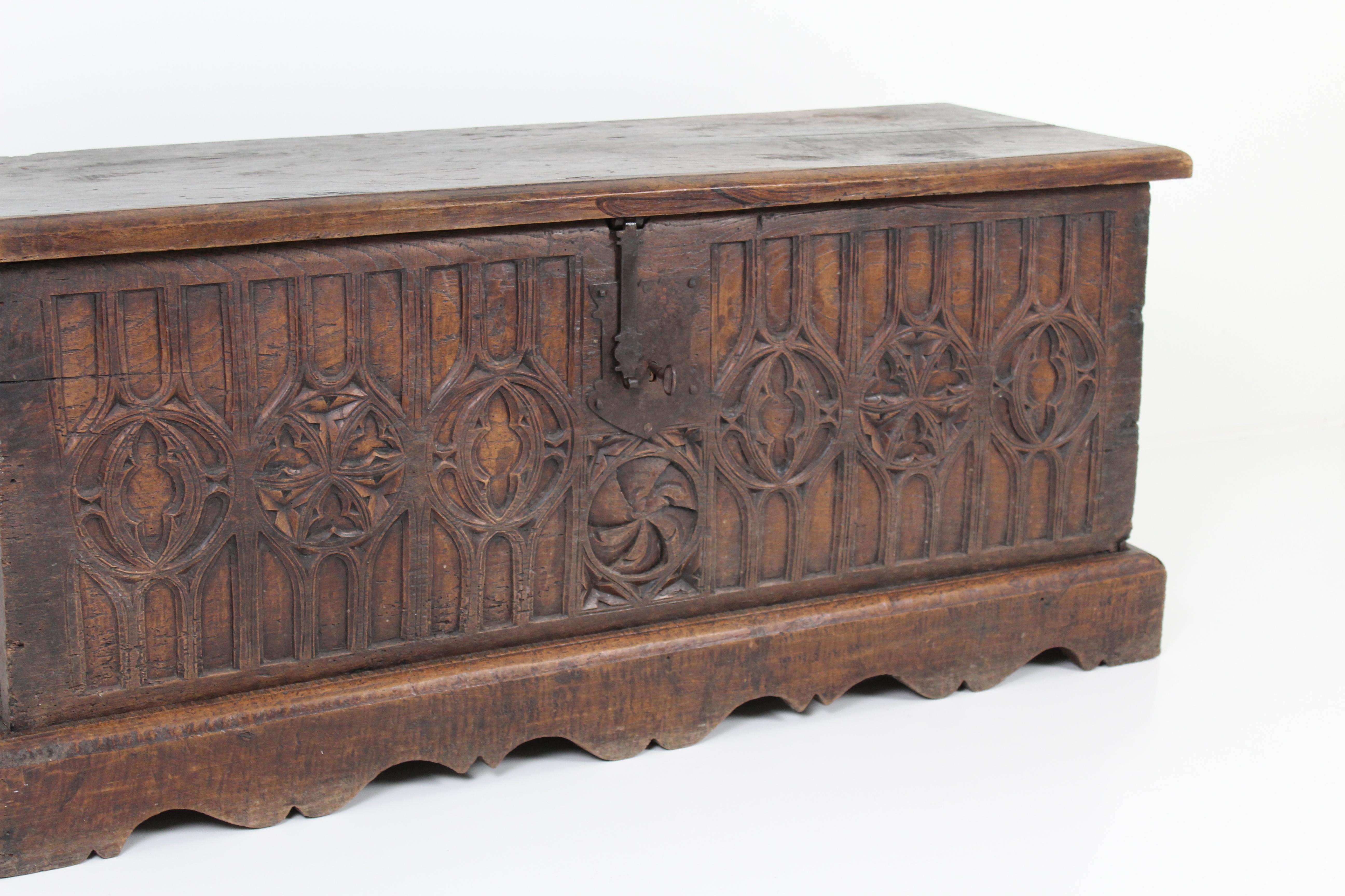 Gothic chest with decorated front late 18th century In Good Condition For Sale In Diest, BE