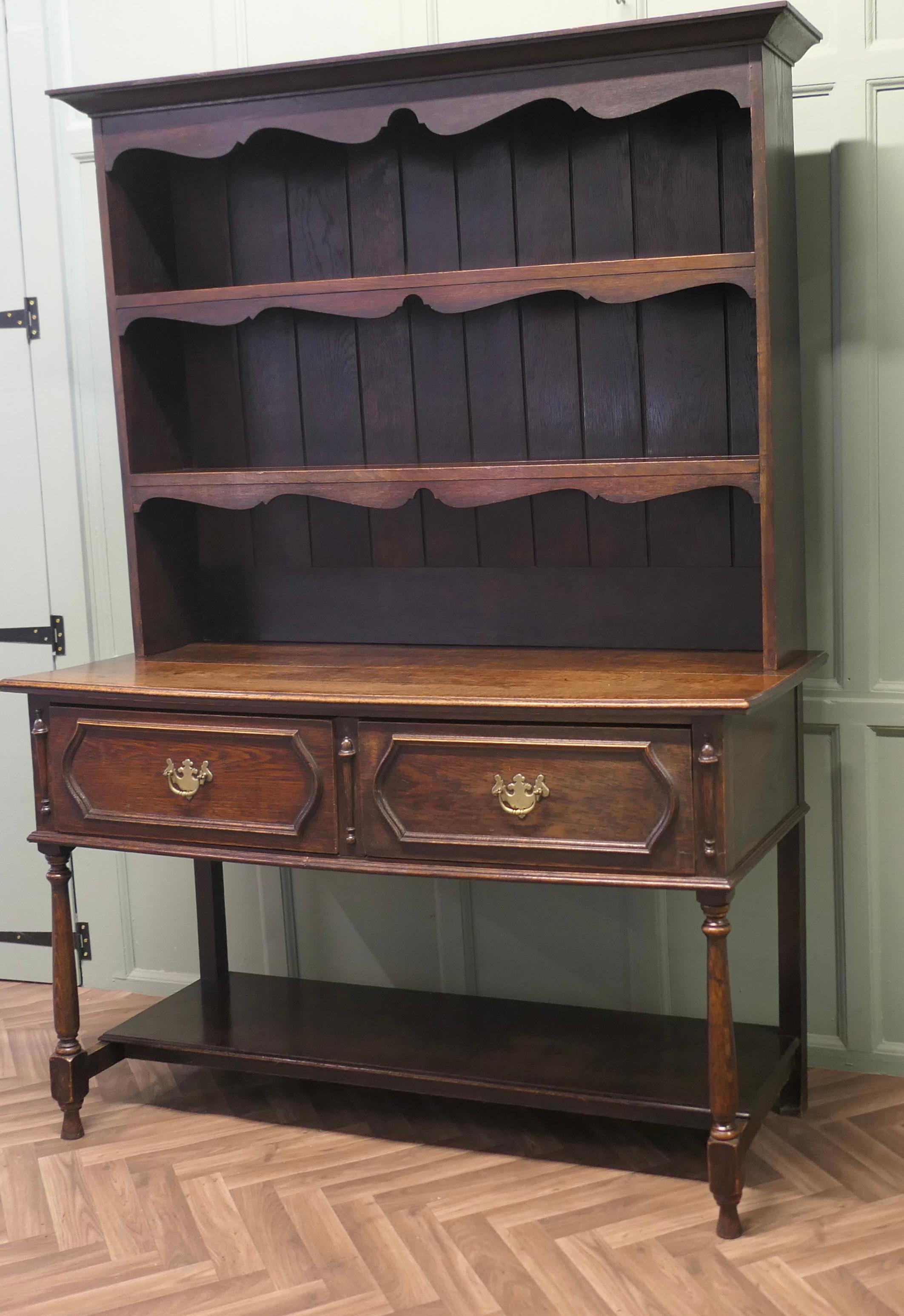 Gothic Country Massiv Eiche Welsh Dresser Dies ist ein spätviktorianisches Stück (Gotisch) im Angebot