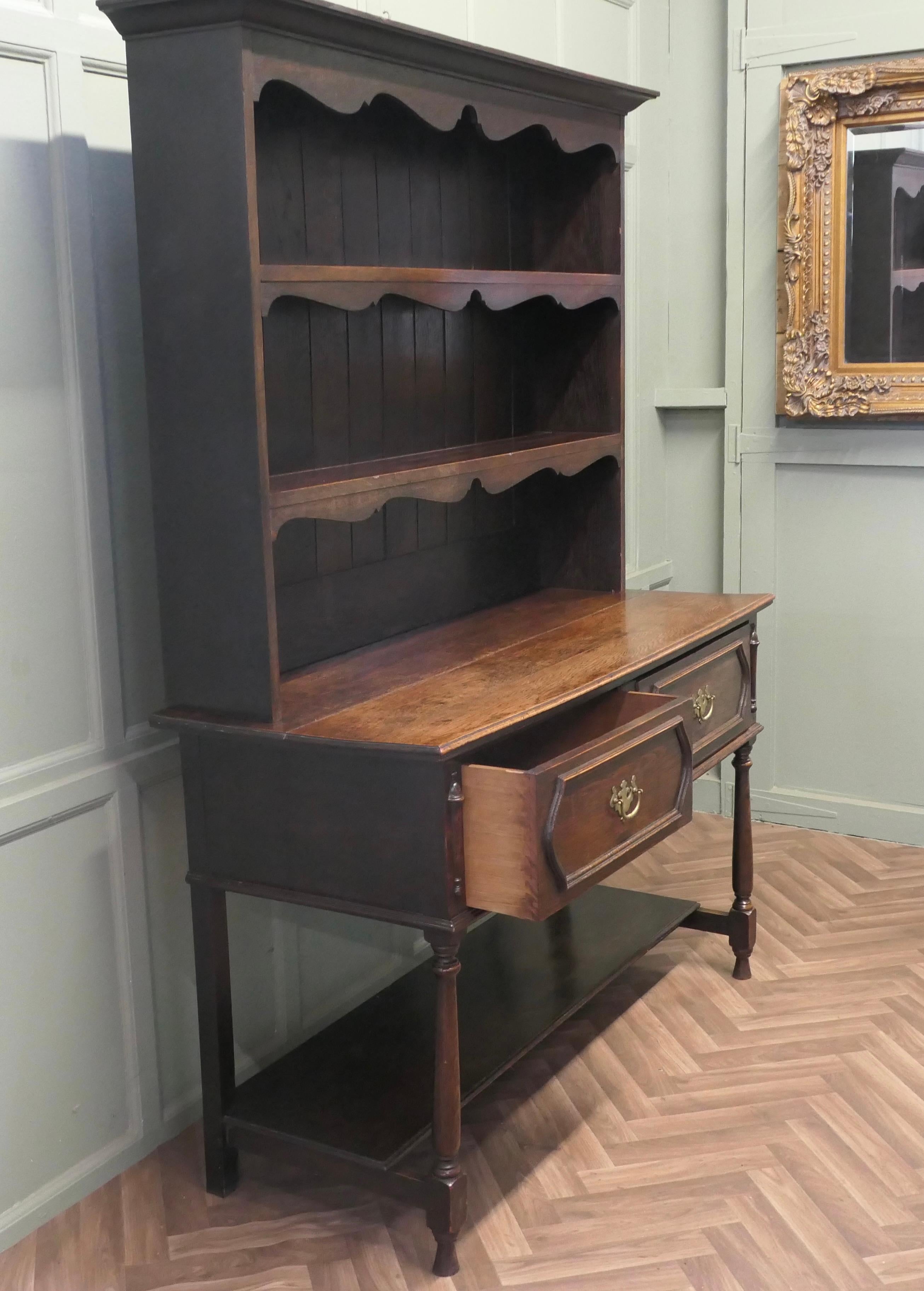 Gothic Country Massiv Eiche Welsh Dresser Dies ist ein spätviktorianisches Stück (Spätes 19. Jahrhundert) im Angebot