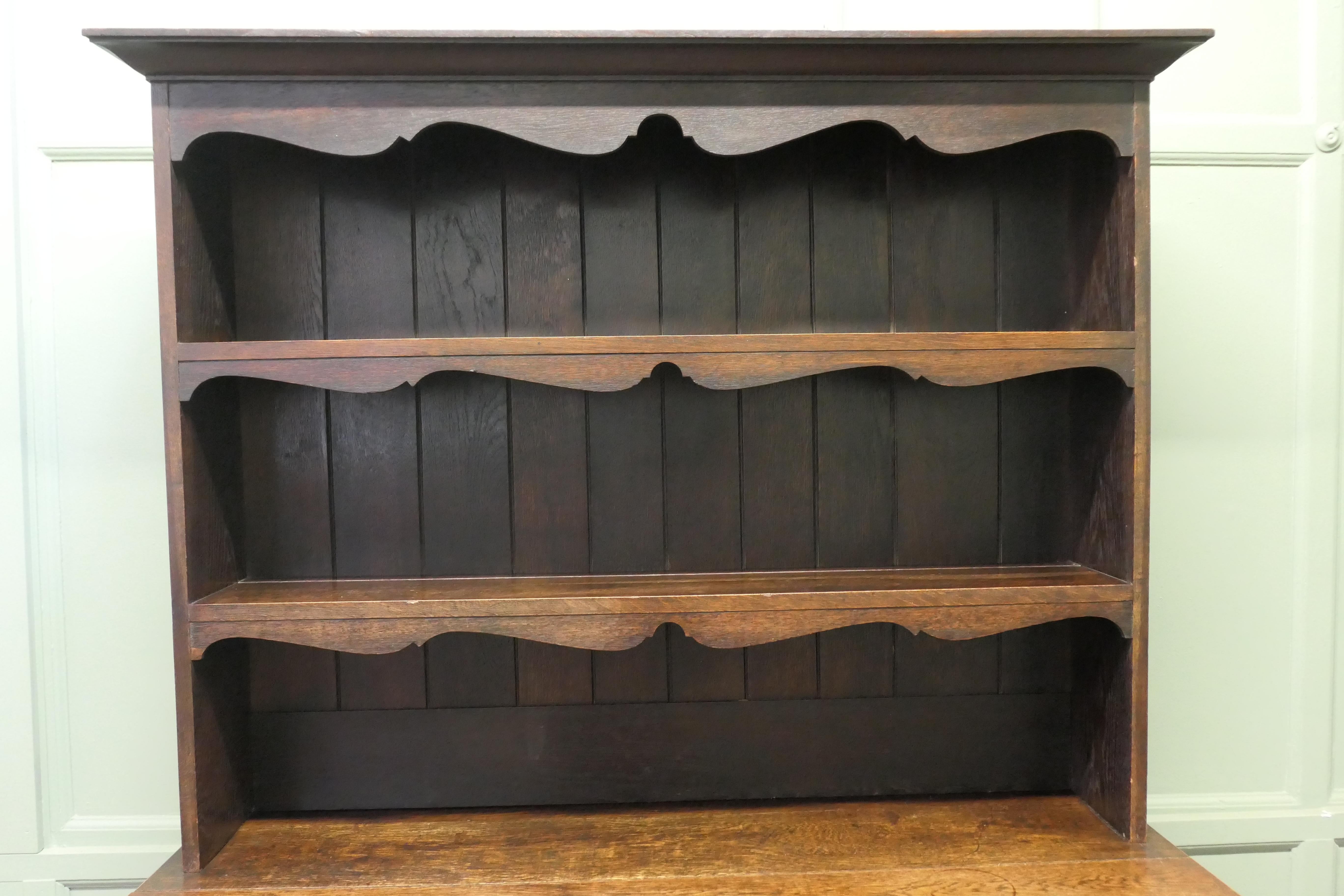 Gothic Country Massiv Eiche Welsh Dresser Dies ist ein spätviktorianisches Stück (Eichenholz) im Angebot