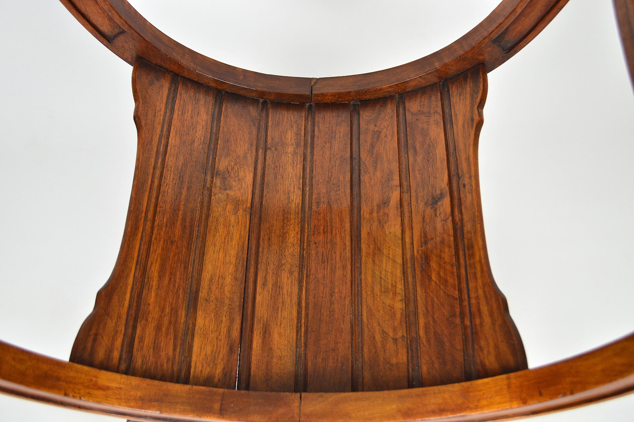 Gotischer Curule-Sessel aus geschnitztem Nussbaum, Frankreich, um 1880 im Angebot 3