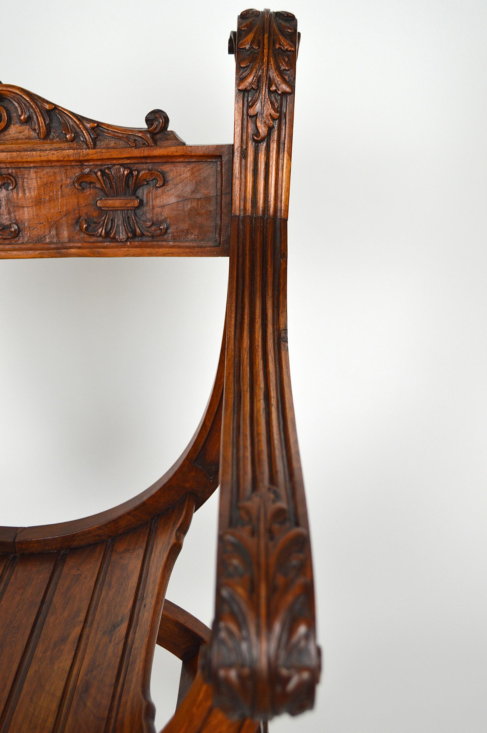 Gotischer Curule-Sessel aus geschnitztem Nussbaum, Frankreich, um 1880 im Angebot 5