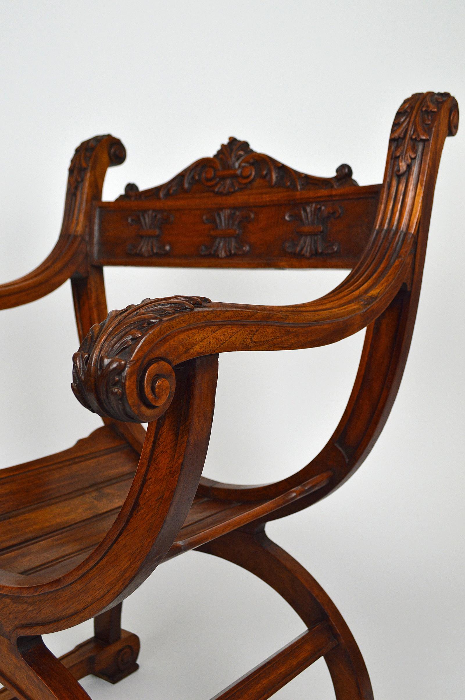 Gotischer Curule-Sessel aus geschnitztem Nussbaum, Frankreich, um 1880 im Angebot 6