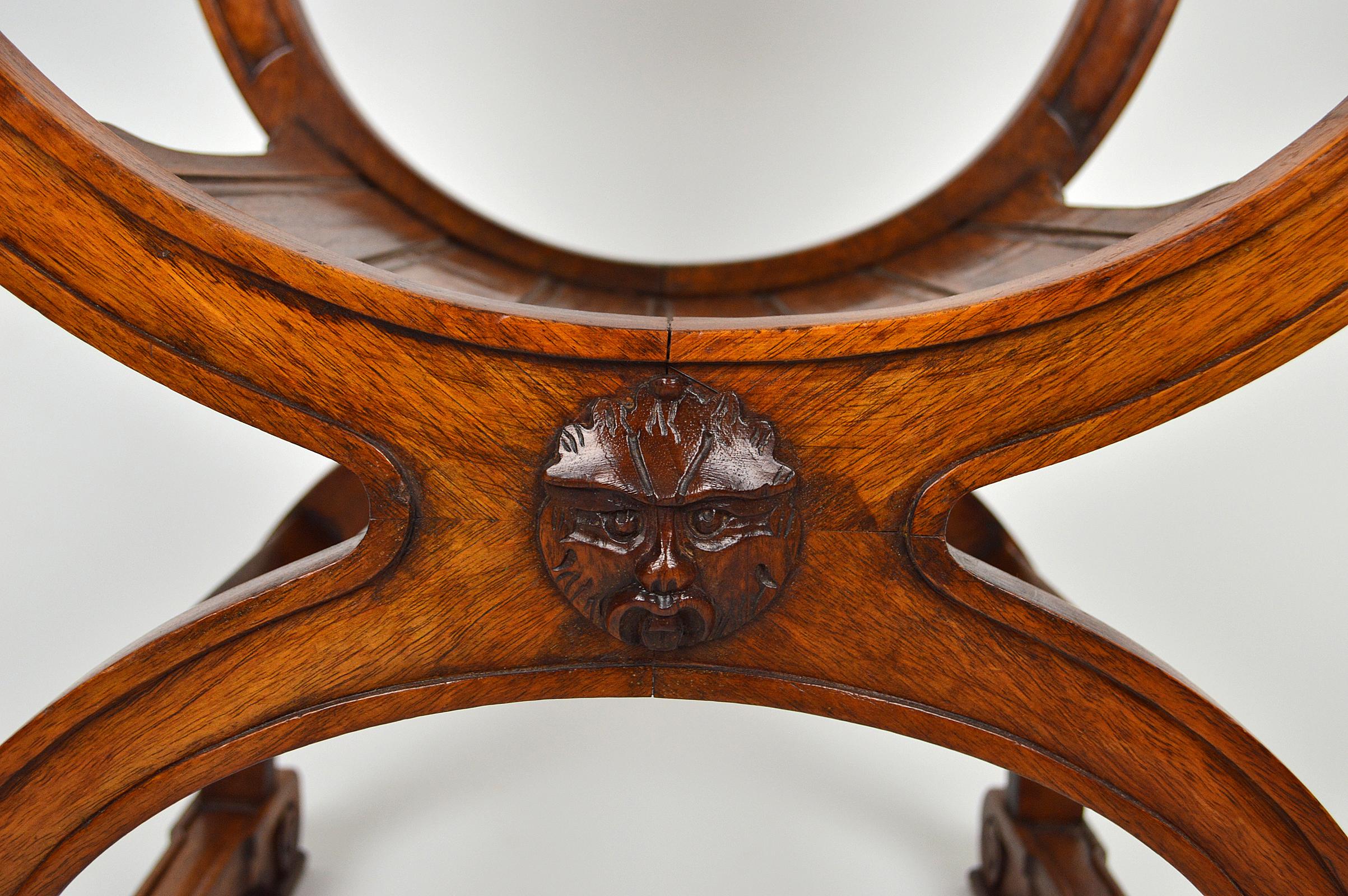 Gotischer Curule-Sessel aus geschnitztem Nussbaum, Frankreich, um 1880 (Holz) im Angebot