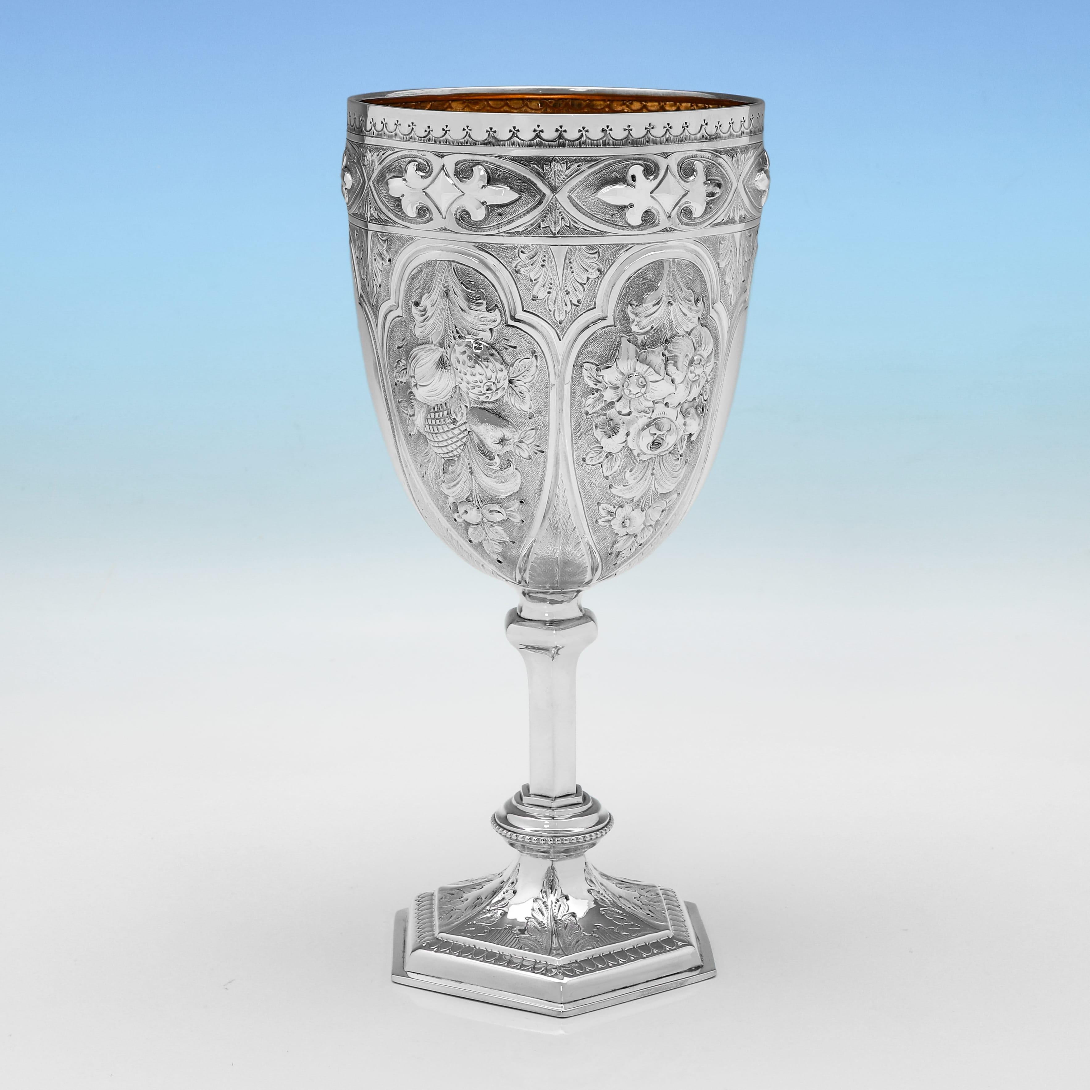Dieser atemberaubende, viktorianische Kelch aus antikem Sterlingsilber wurde 1876 in Birmingham von George Unite gepunzt. Er ist im gotischen Stil gehalten und verfügt über ziselierte Verzierungen, eine vergoldete Innenseite und einen sechseckigen