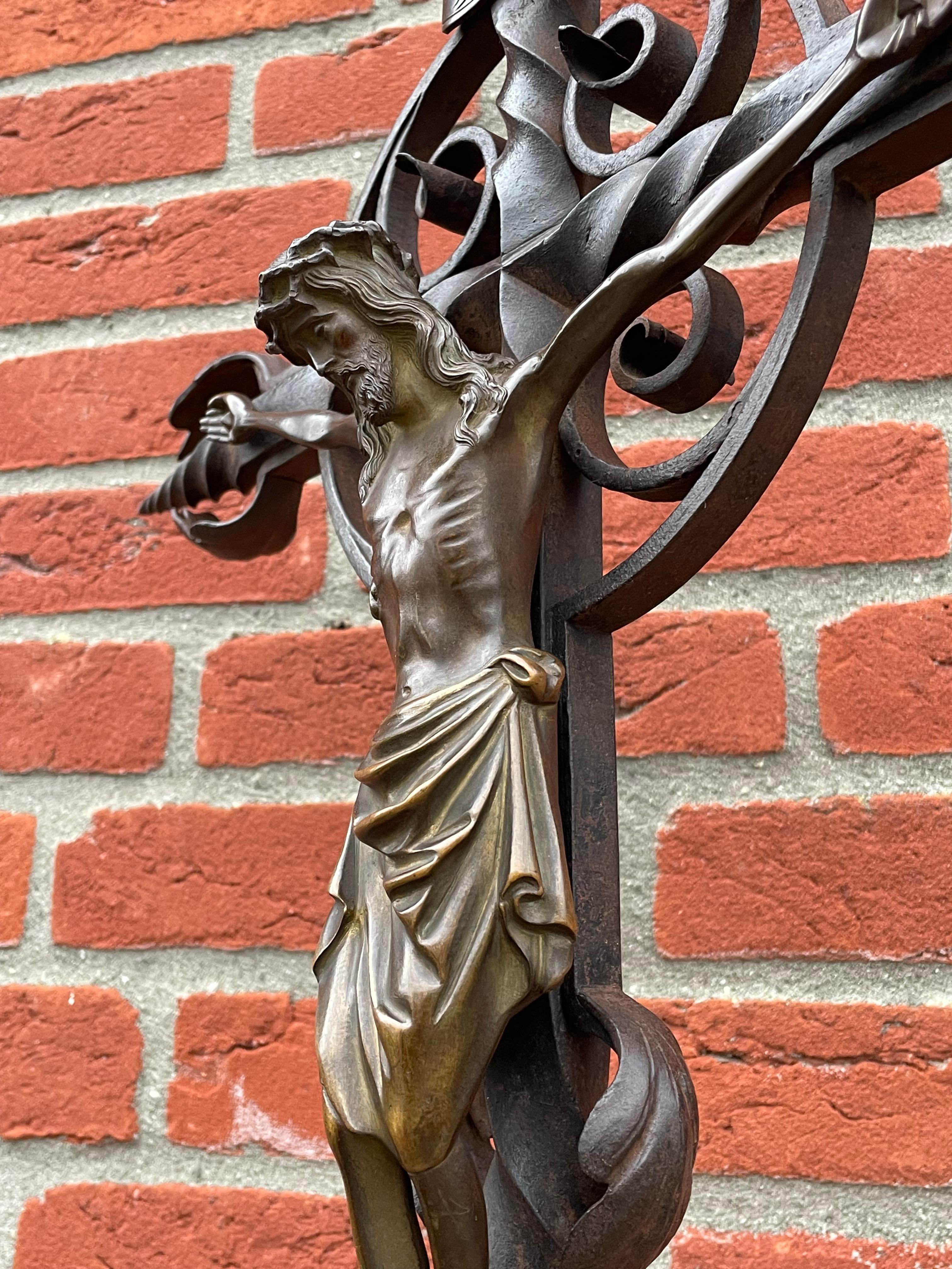 Schmiedeeisernes Altarkreuz mit Drachensockel und Bronzeskulptur des Christus aus der Gotik im Angebot 3