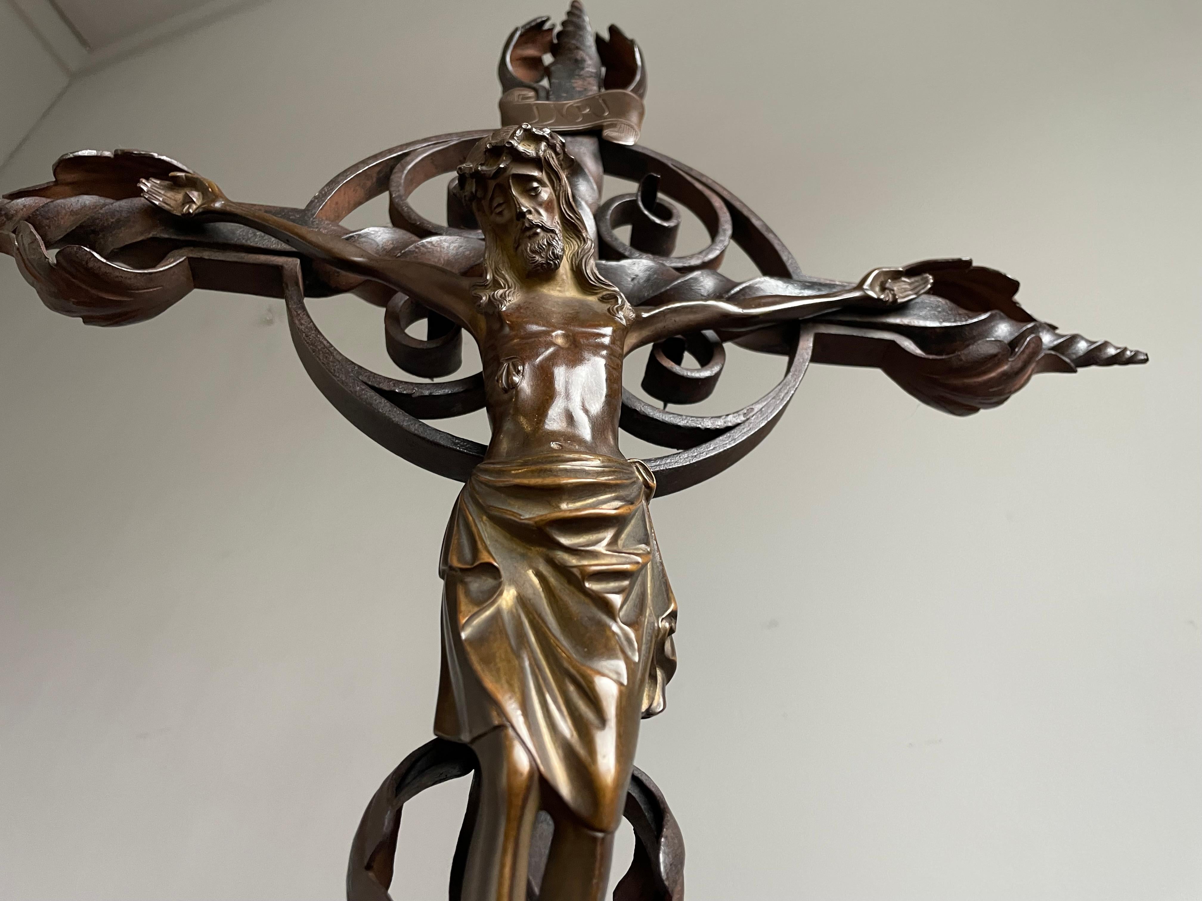 Schmiedeeisernes Altarkreuz mit Drachensockel und Bronzeskulptur des Christus aus der Gotik im Angebot 9